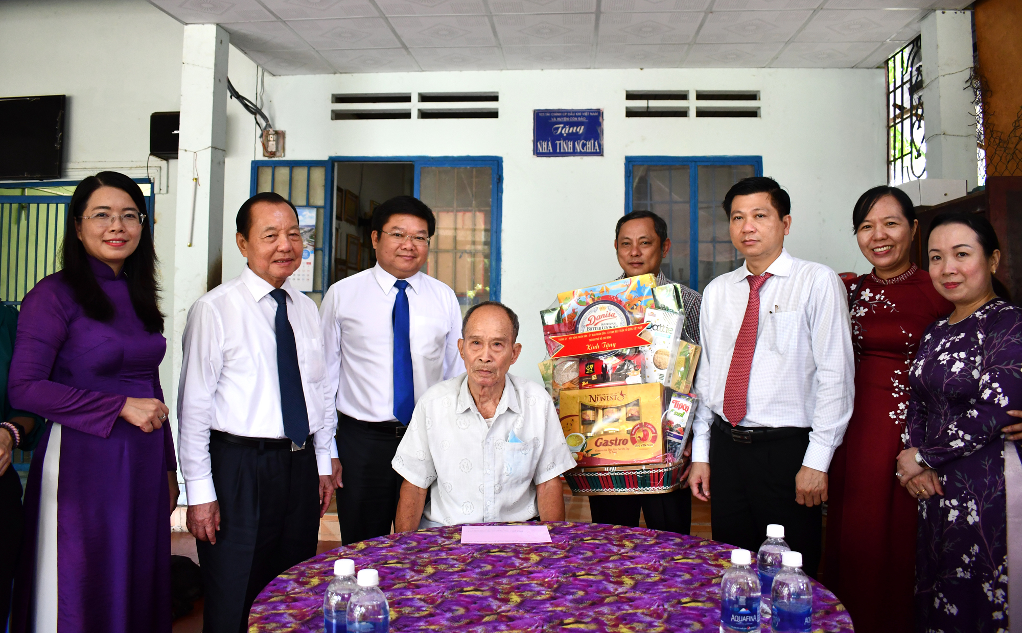 Đoàn do ông Lê Văn Thinh, Giám đốc Sở LĐ-TB-XH TP. Hồ Chí Minh làm Trưởng Đoàn cùng ông Trần Văn Tuấn, Phó Chủ tịch UBND tỉnh đến thăm gia đình ông Nguyễn Văn Ước