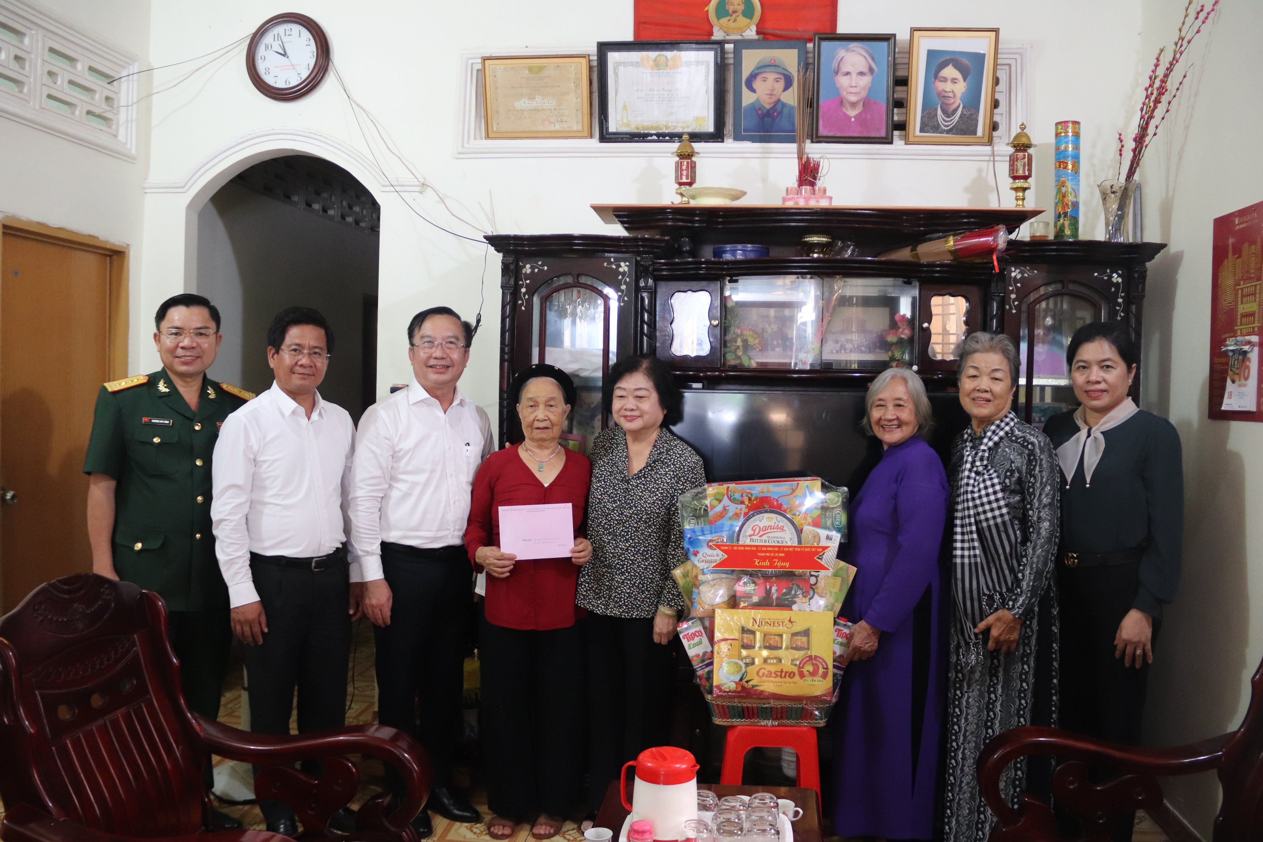 Đoàn do ông Trần Thế Thuận, Giám đốc Sở VH-TT TP. Hồ Chí Minh làm Trưởng Đoàn cùng bà Trương Mỹ Hoa, nguyên Phó Chủ tịch nước và ông Bùi Chí Thành, Chủ tịch UBMTTQ Việt Nam tỉnh đến thăm bà Lê Thị Diệm.