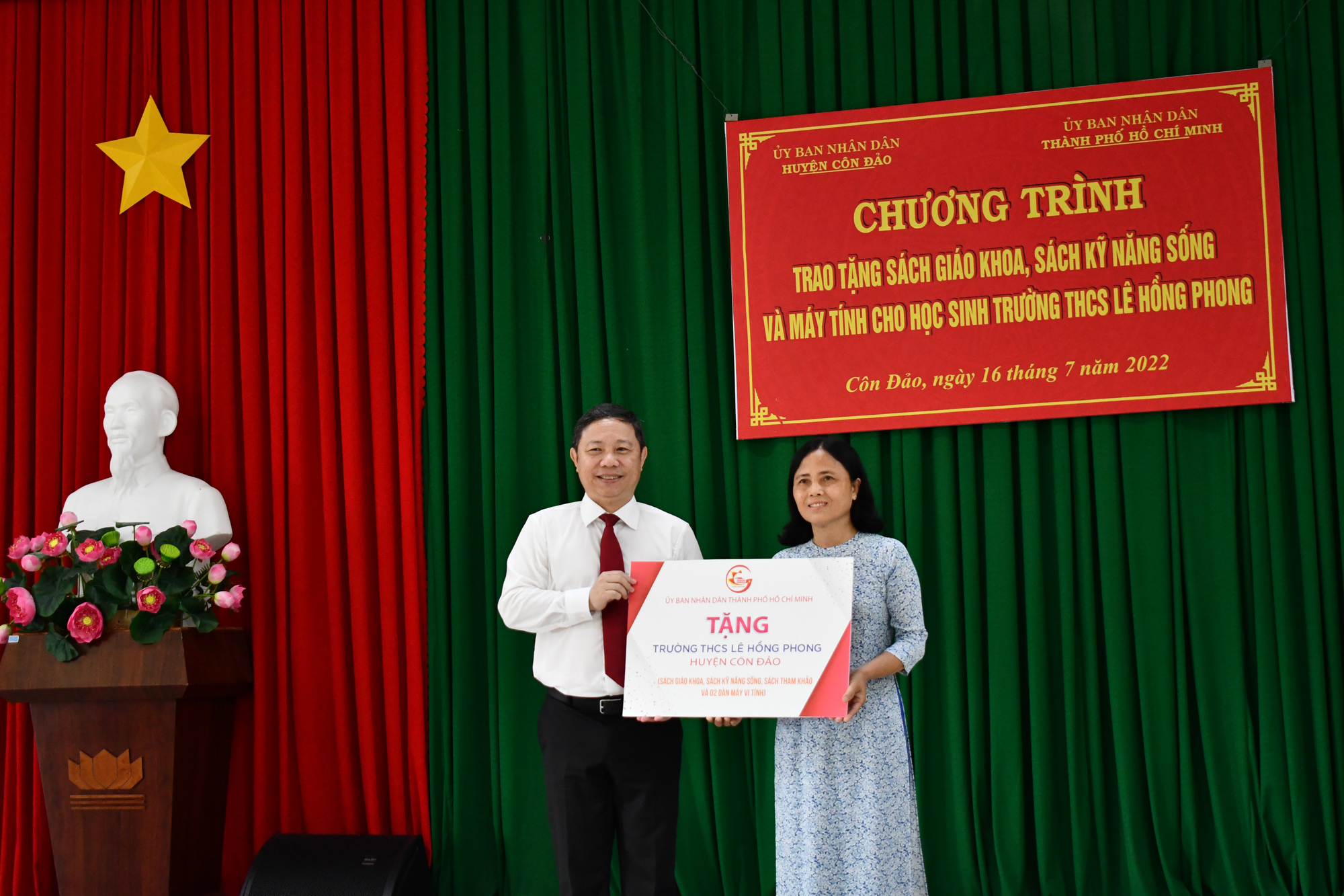 Phó Chủ tịch UBND TP. Hồ Chí Minh Dương Anh Đức trao bảng tượng trưng 100 đầu sách và 2 máy tính đến đại diện Trường THCS Lê Hồng Phong, huyện Côn Đảo. 