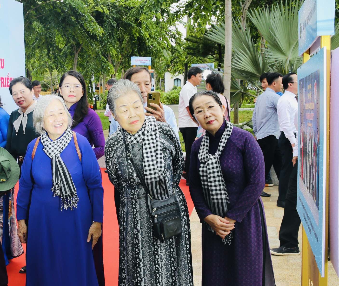 Đại biểu tham quan triển lãm. 