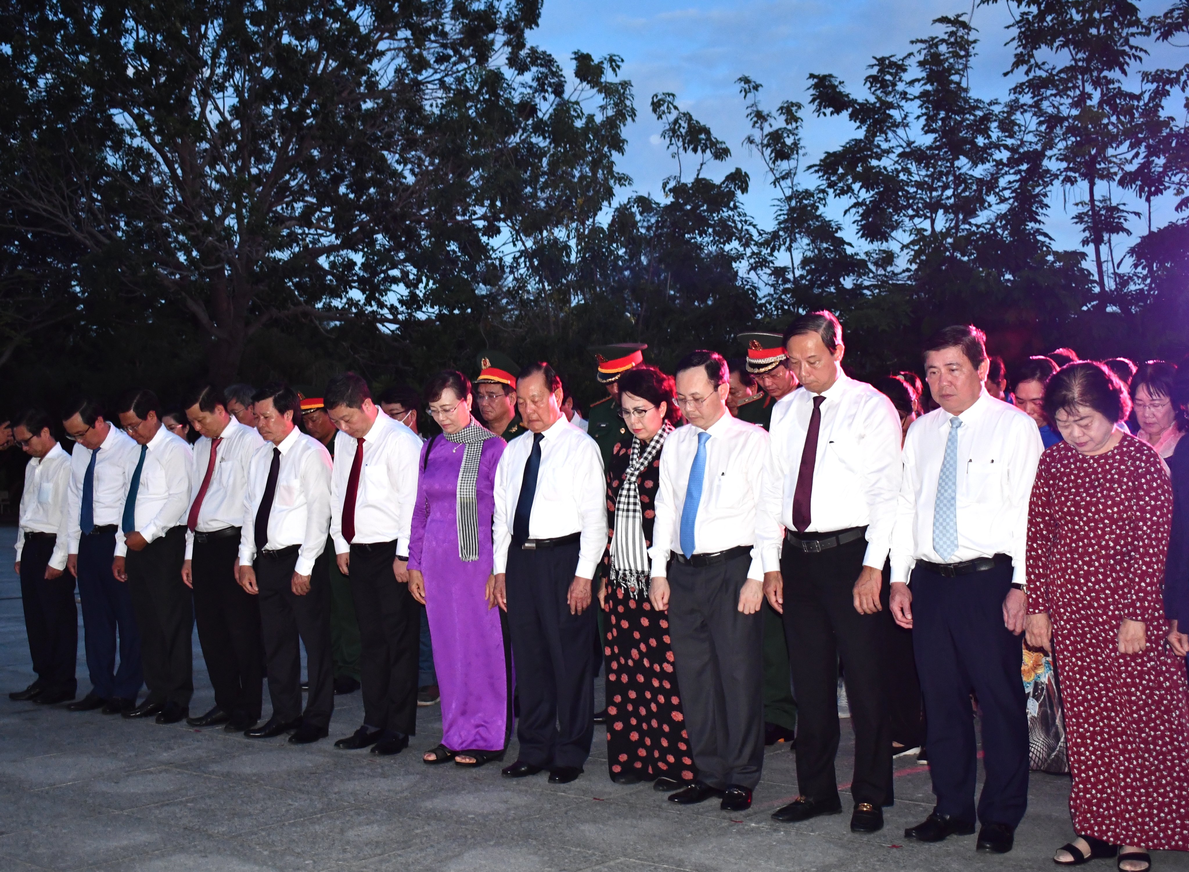 Các đại biểu mặc niệm tưởng nhớ hàng vạn chiến sĩ cách mạng và đồng bào đã hy sinh trong cuộc chiến đấu bảo vệ Tổ quốc. 
