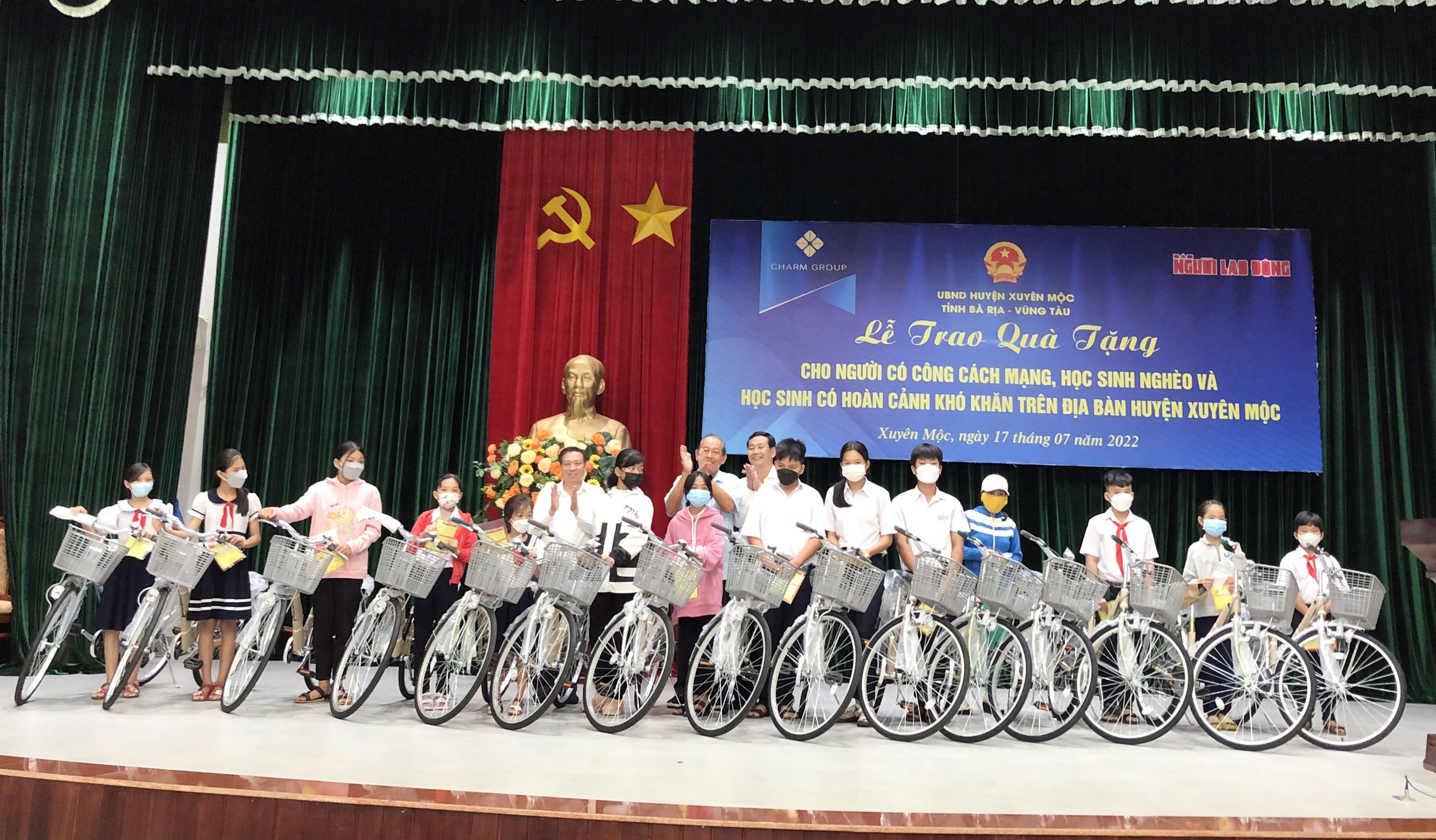 Nguyên Phó Thủ tướng Trương Hòa Bình trao tặng xe đạp cho học sinh nghèo huyện Xuyên Mộc.