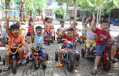 HĐND tỉnh vừa ban hành Nghị quyết hỗ trợ học phí cho HS MN 5 tuổi và HS THCS trên  địa bàn tỉnh. Trong ảnh: HS Trường MN Lê Ki Ma (huyện Đất Đỏ) tham gia hoạt động ngoài trời.