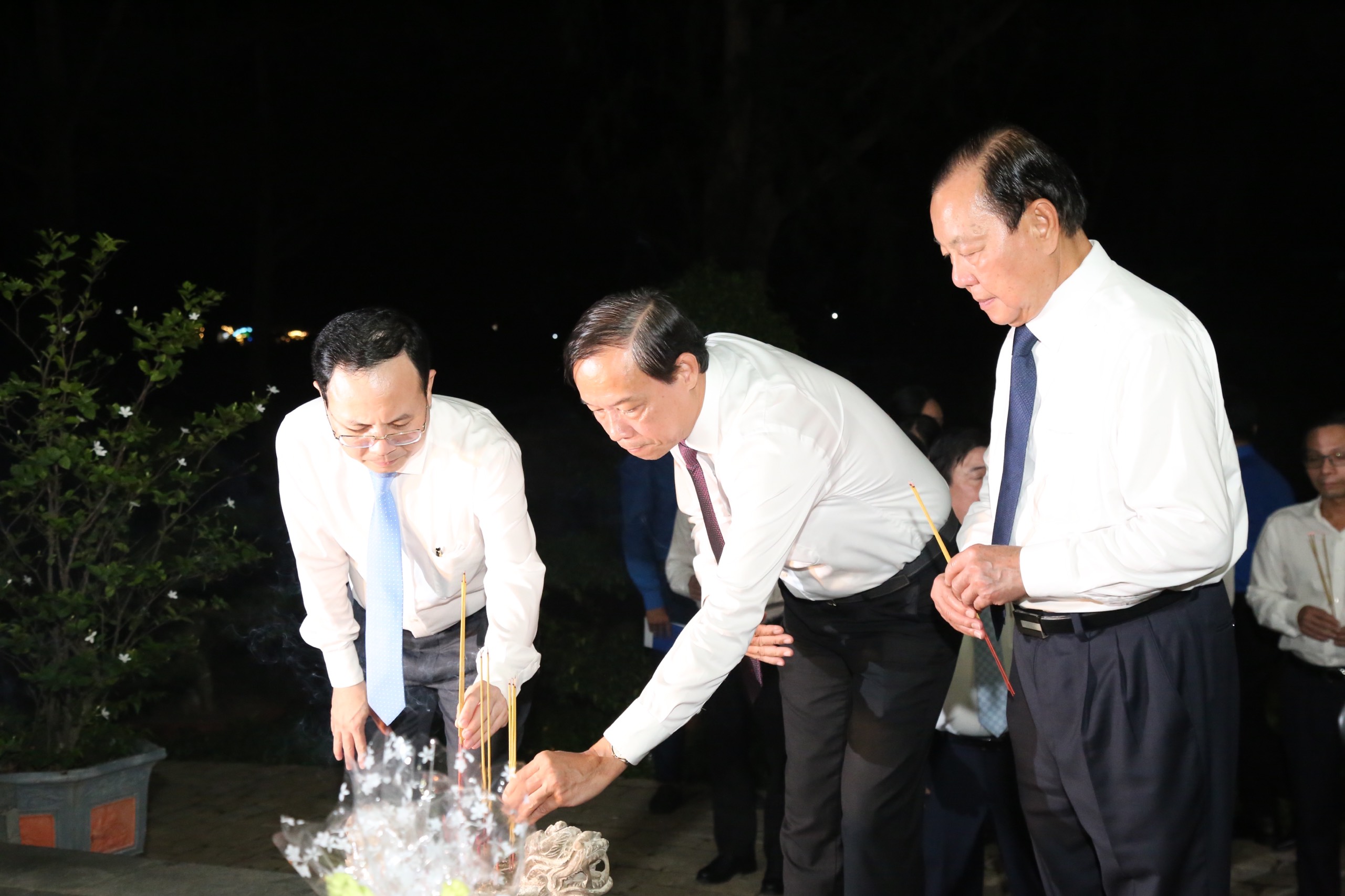 Ông Nguyễn Văn Thọ (giữa), Chủ tịch UBND tỉnh Bà Rịa - Vũng Tàu; Phó Bí thư Thành ủy TP. Hồ Chí Minh Nguyễn Văn Hiếu (bìa trái) và nguyên Bí thư Thành ủy TP. Hồ Chí Minh Lê Thanh Hải thắp hương trên phần mộ cố Tổng Bí thư Lê Hồng Phong.