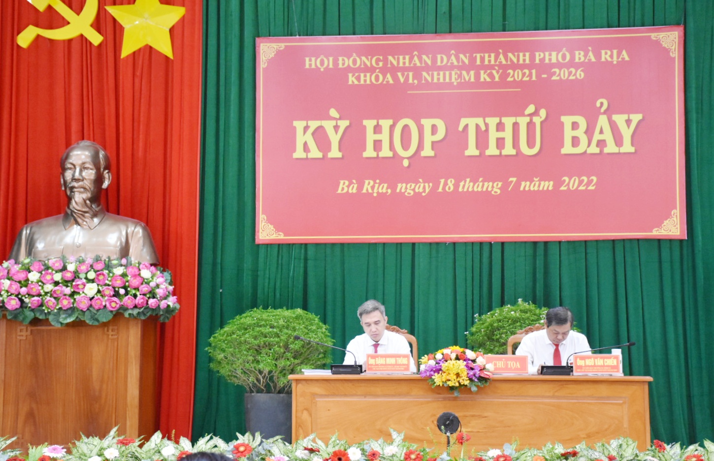 Ông Đặng Minh Thông, Ủy viên Ban Thường vụ Tỉnh ủy, Bí thư Thành ủy, Chủ tịch HĐND TP.Bà Rịa và ông Ngô Văn Chiến, Phó Chủ tịch HĐND TP. Bà Rịa chủ tọa kỳ họp.