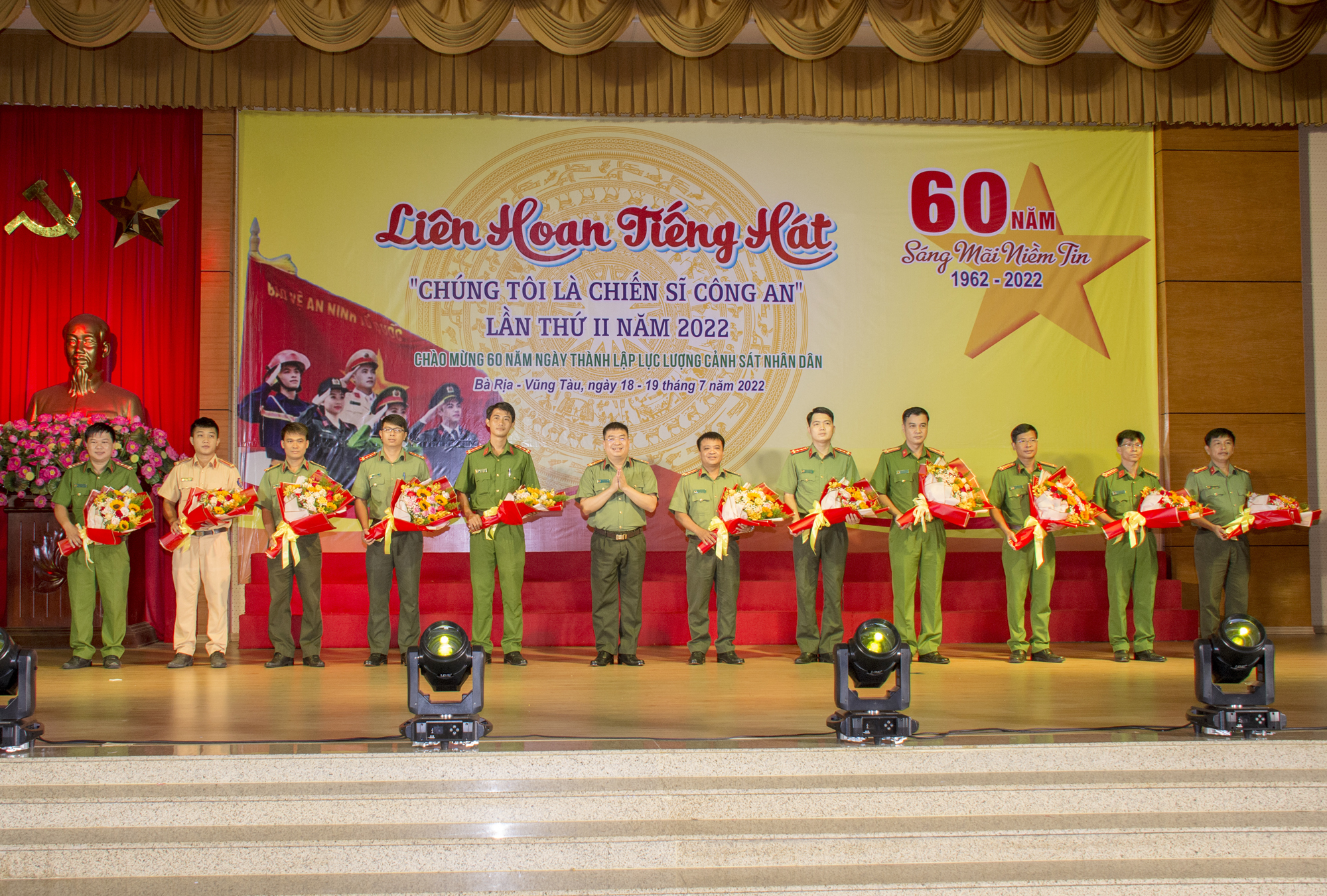 Ban tổ chức tặng hoa cho đại điện 15 đội văn nghệ quần chúng tham gia liên hoan. 
