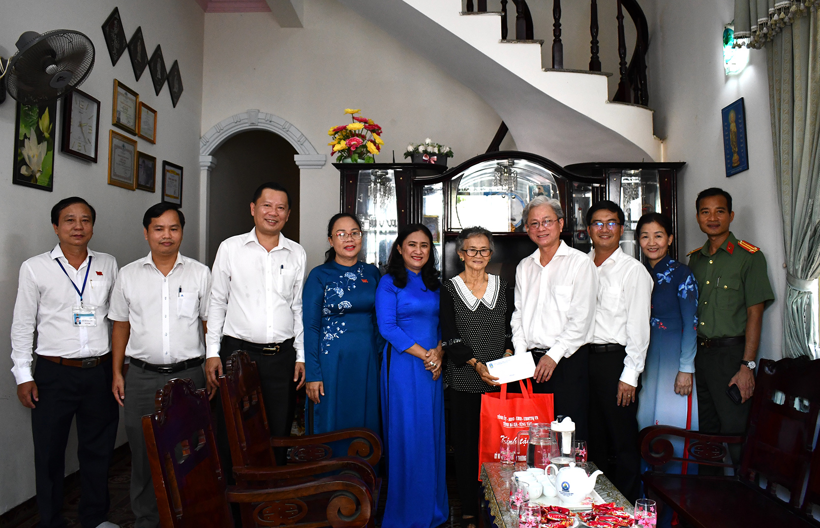 Đoàn Tỉnh ủy, HĐND, UBND, UBMTTQ Việt Nam tỉnh do ông  Nguyễn Thanh Huấn, Tỉnh ủy viên, Phó Chủ nhiệm Ủy ban Kiểm tra  Tỉnh ủy làm Trưởng đoàn đã đến thăm, tặng quà gia đình bà  Phạm Thị Tích (Thương binh 2/4, tù đày) tại TP. Vũng Tàu.