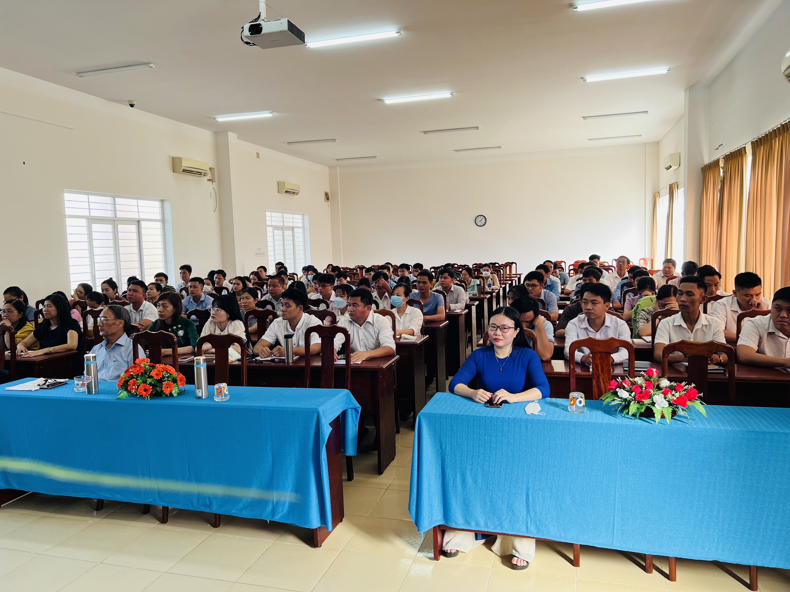 Đại biểu và đảng viên dự lễ khai giảng. 