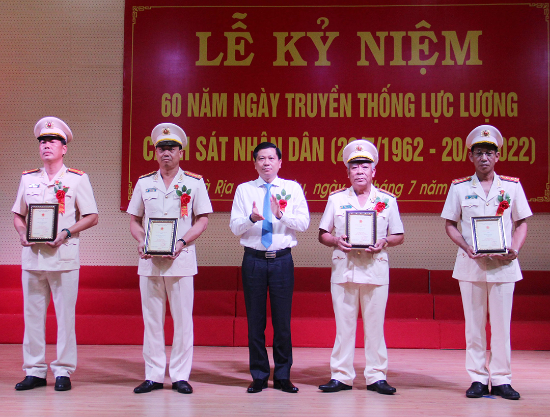 Ông Trần Văn Tuấn, Uỷ viên Ban thường vụ Tỉnh uỷ, Phó Chủ tịch UBND tỉnh tặng kỷ niệm chương và bằng khen cho lãnh đạo Công an tỉnh.