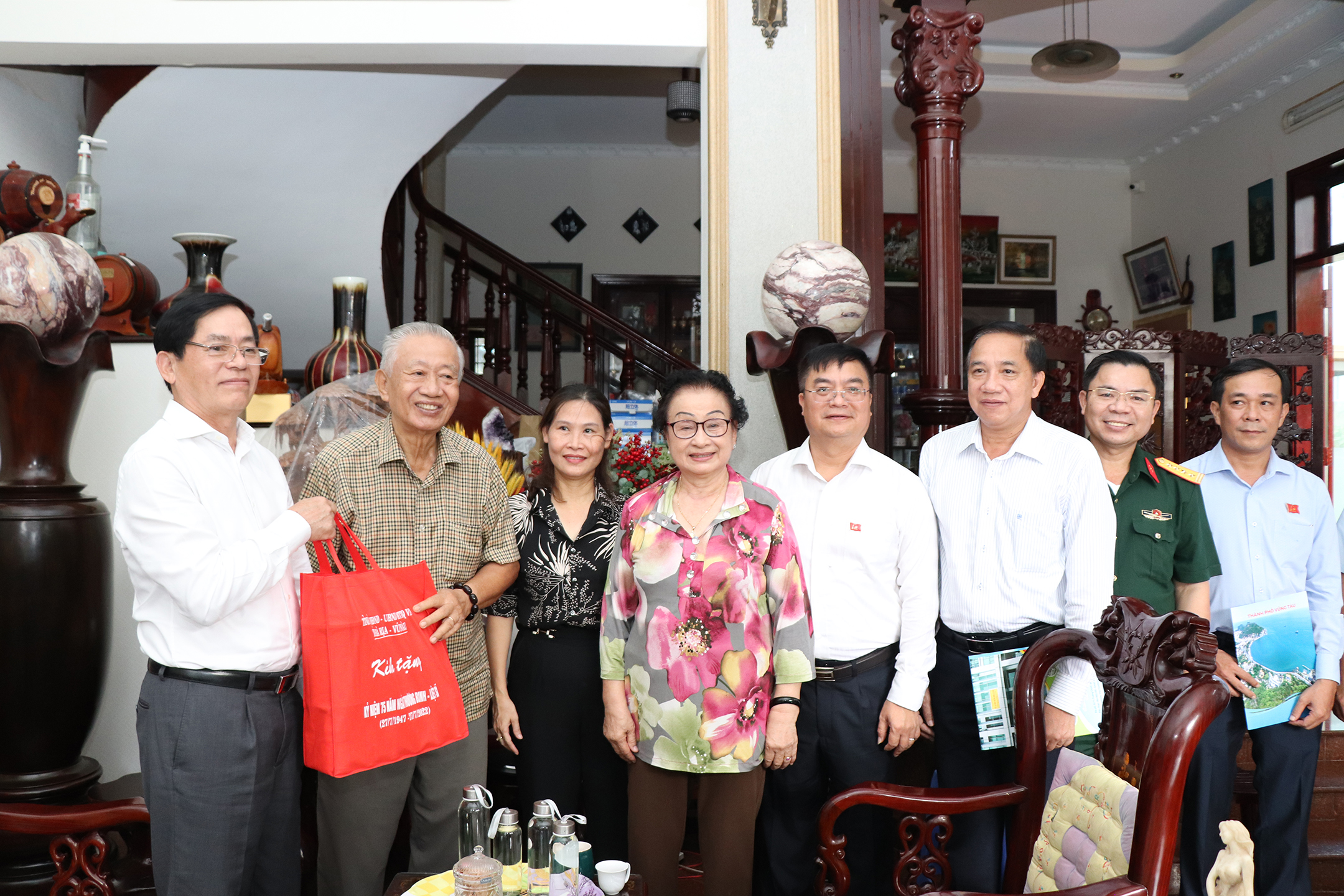 Bí thư Tỉnh ủy Phạm Viết Thanh thăm, tặng quà đến ông Trần Văn Khánh nhân dịp 27/7.