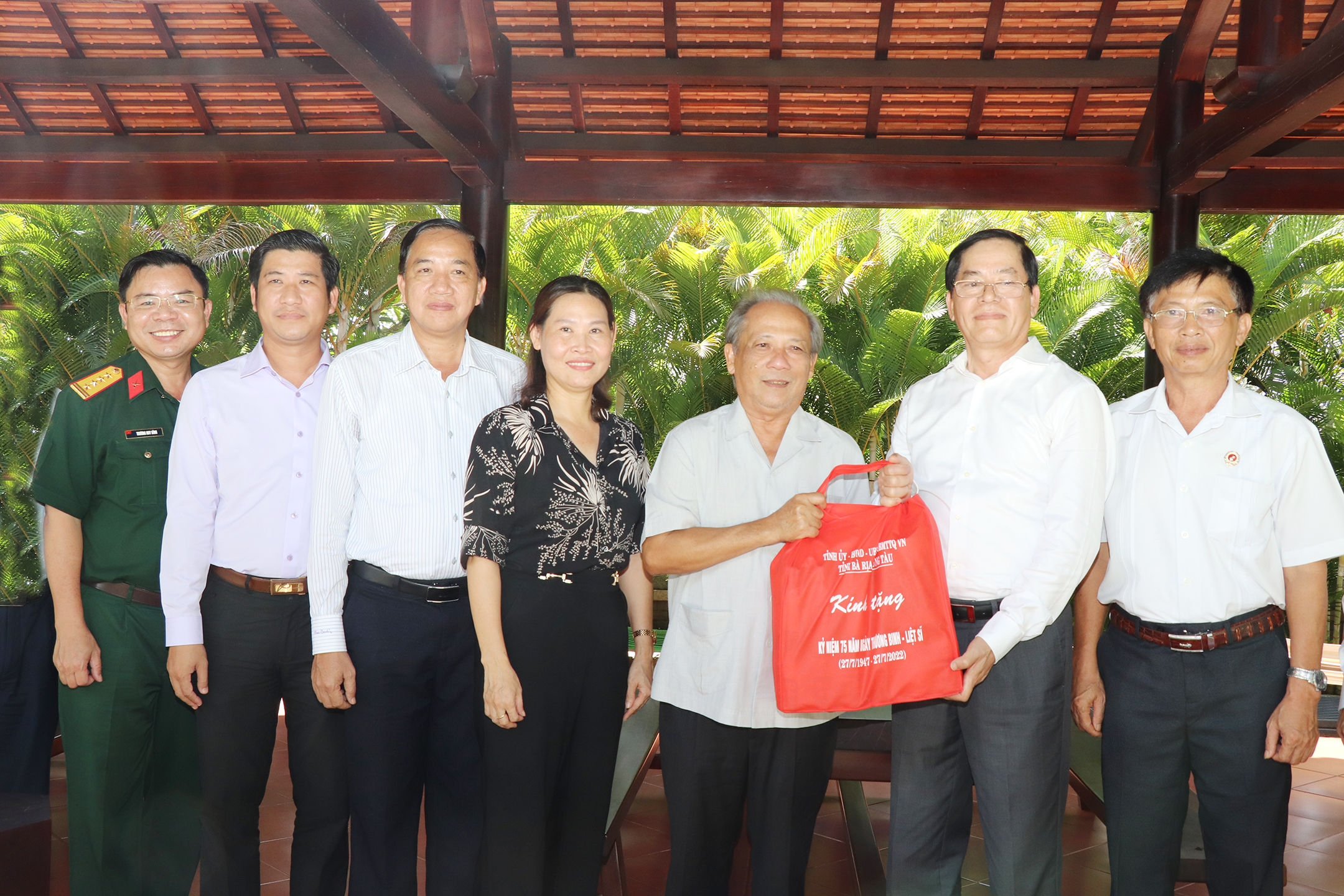 Bí thư Tỉnh ủy Phạm Viết Thanh thăm, tặng quà đến ông Trần Văn Khánh.