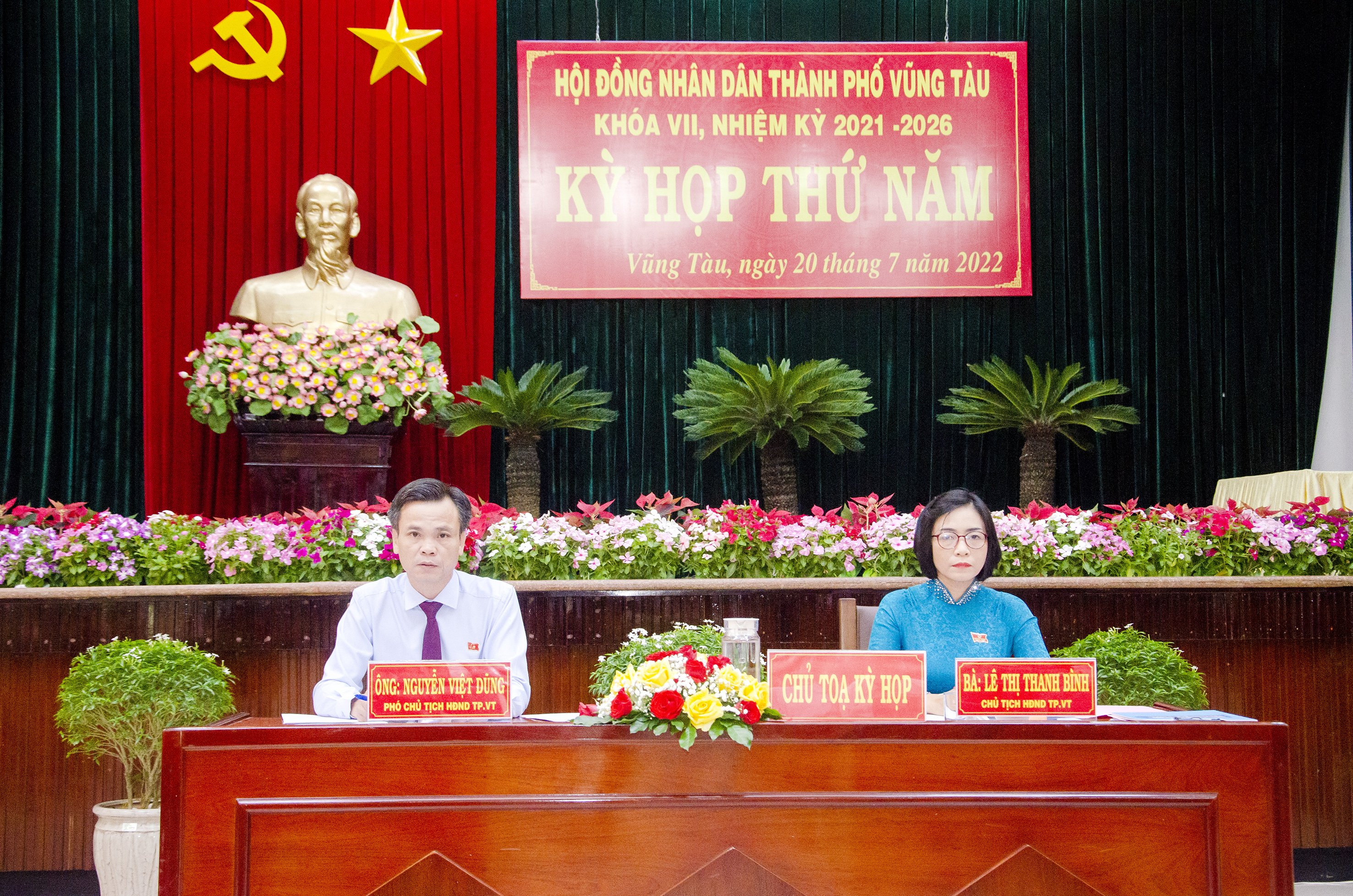 Bà Lê Thị Thanh Bình, Phó Bí thư Thường trực Thành ủy, Chủ tịch HĐND TP. Vũng Tàu; ông Nguyễn Việt Dũng, Phó Chủ tịch HĐND TP. Vũng Tàu chủ tọa Kỳ họp.