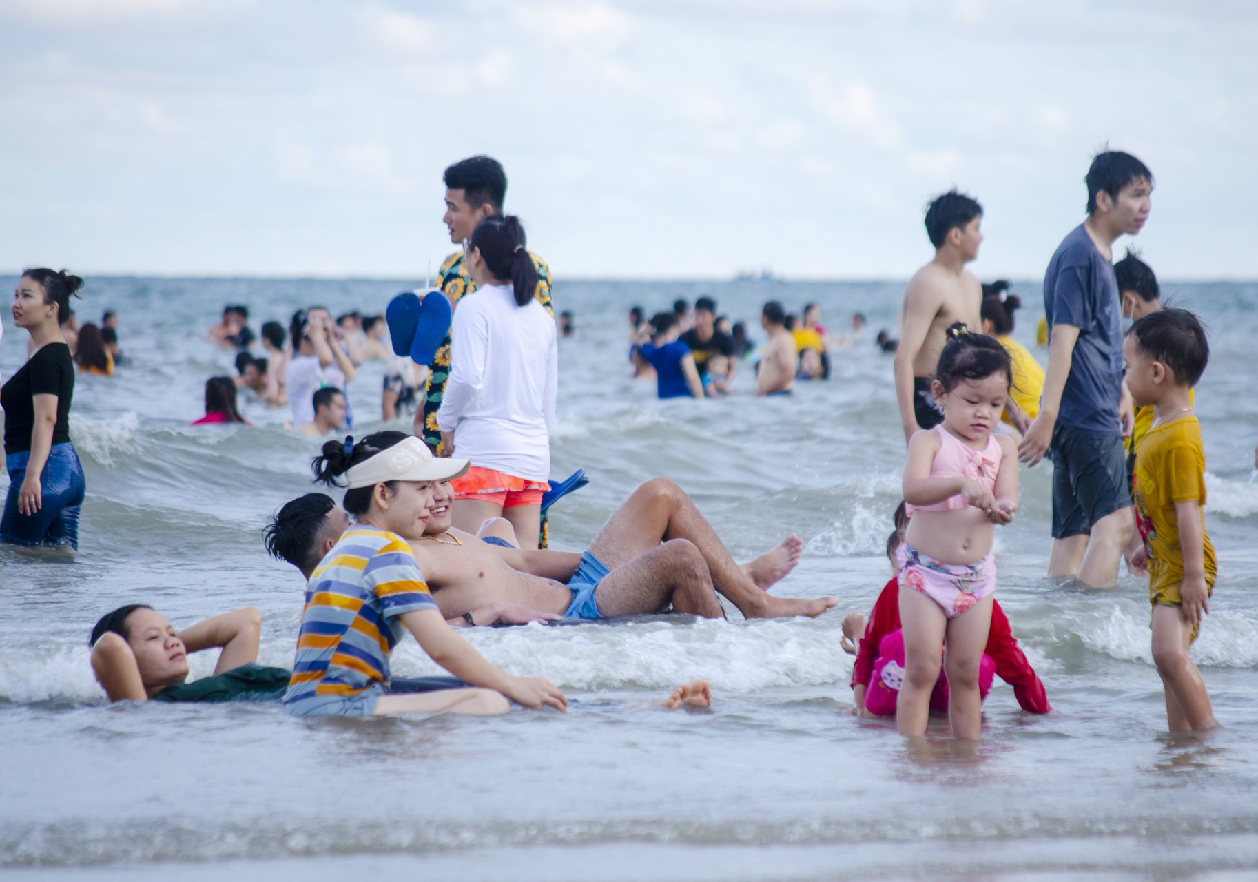 6 tháng đầu năm 2022, TP.Vũng Tàu đón 3,4 triệu lượt khách đến thăm quan, nghỉ dưỡng. Trong ảnh: Du khách vui chơi, tắm biển ở Bãi Sau, TP. Vũng Tàu trong kỳ nghỉ lễ 30/4.