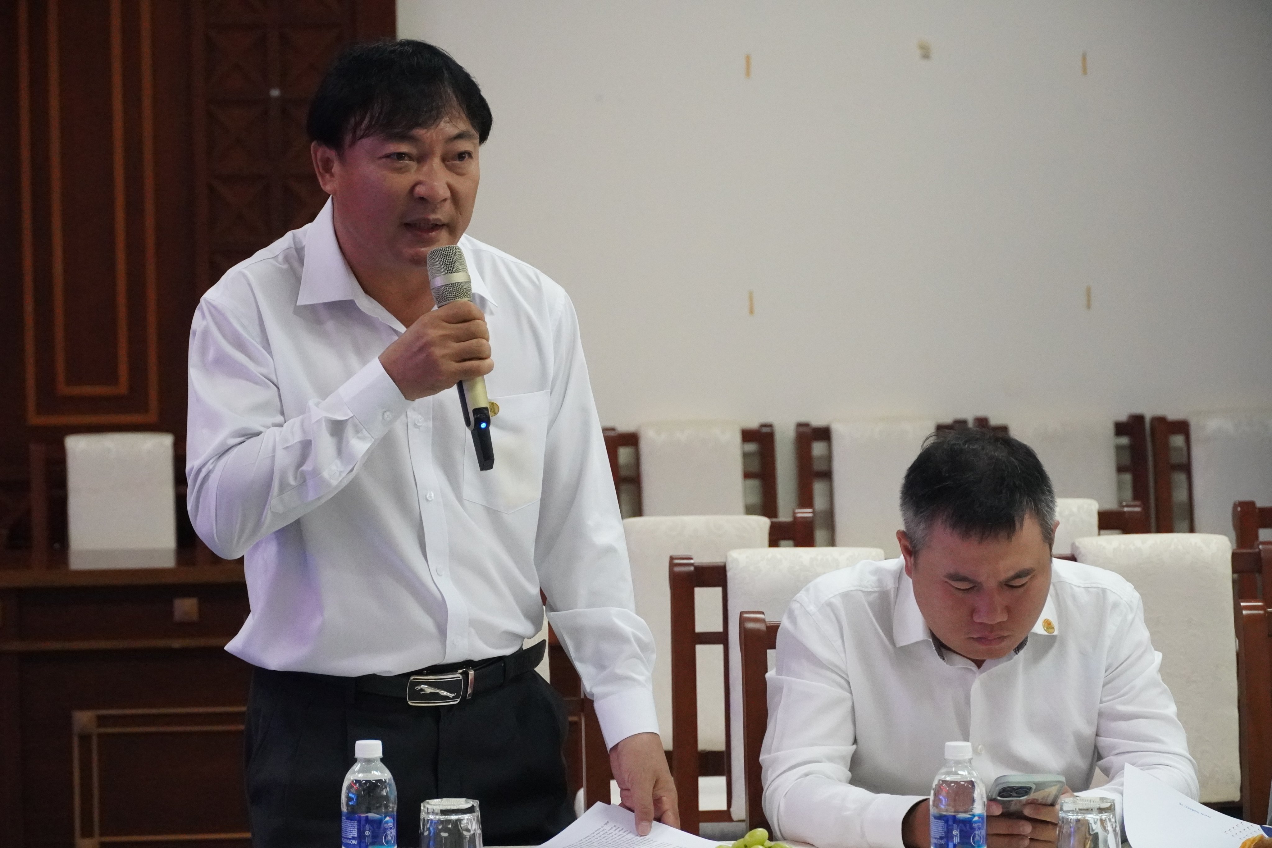 Ông Lê Viết Liên, Tổng Giám đốc Hodeco trình bày báo cáo với Đoàn giám sát.