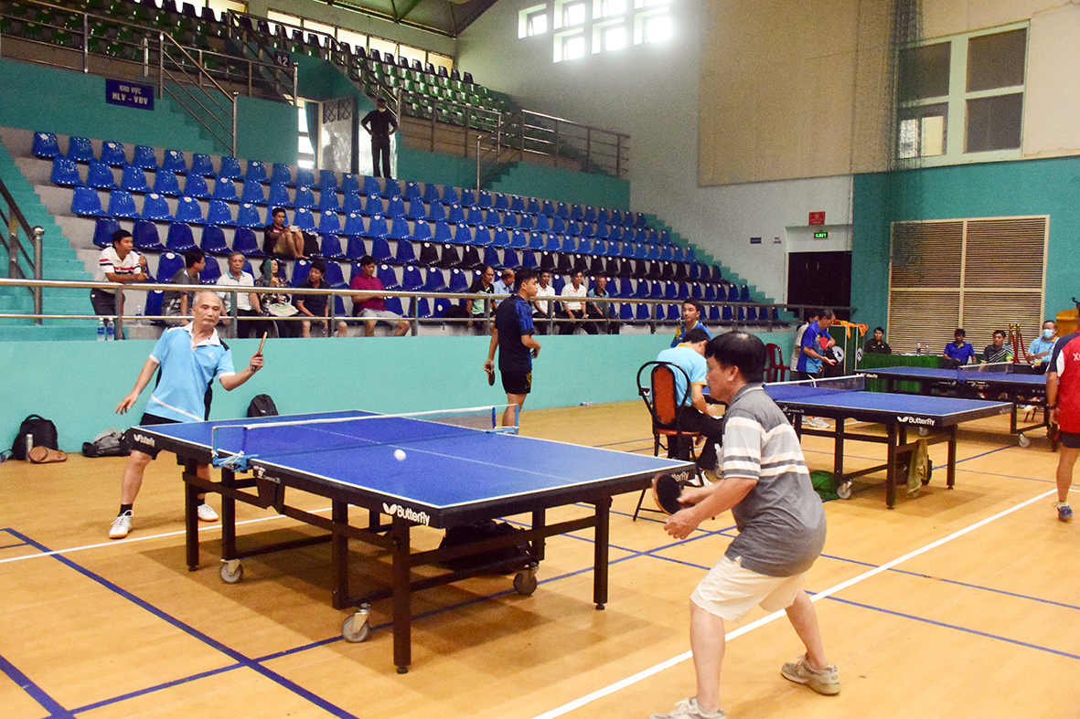 Các VĐV thi đấu môn bóng bàn.