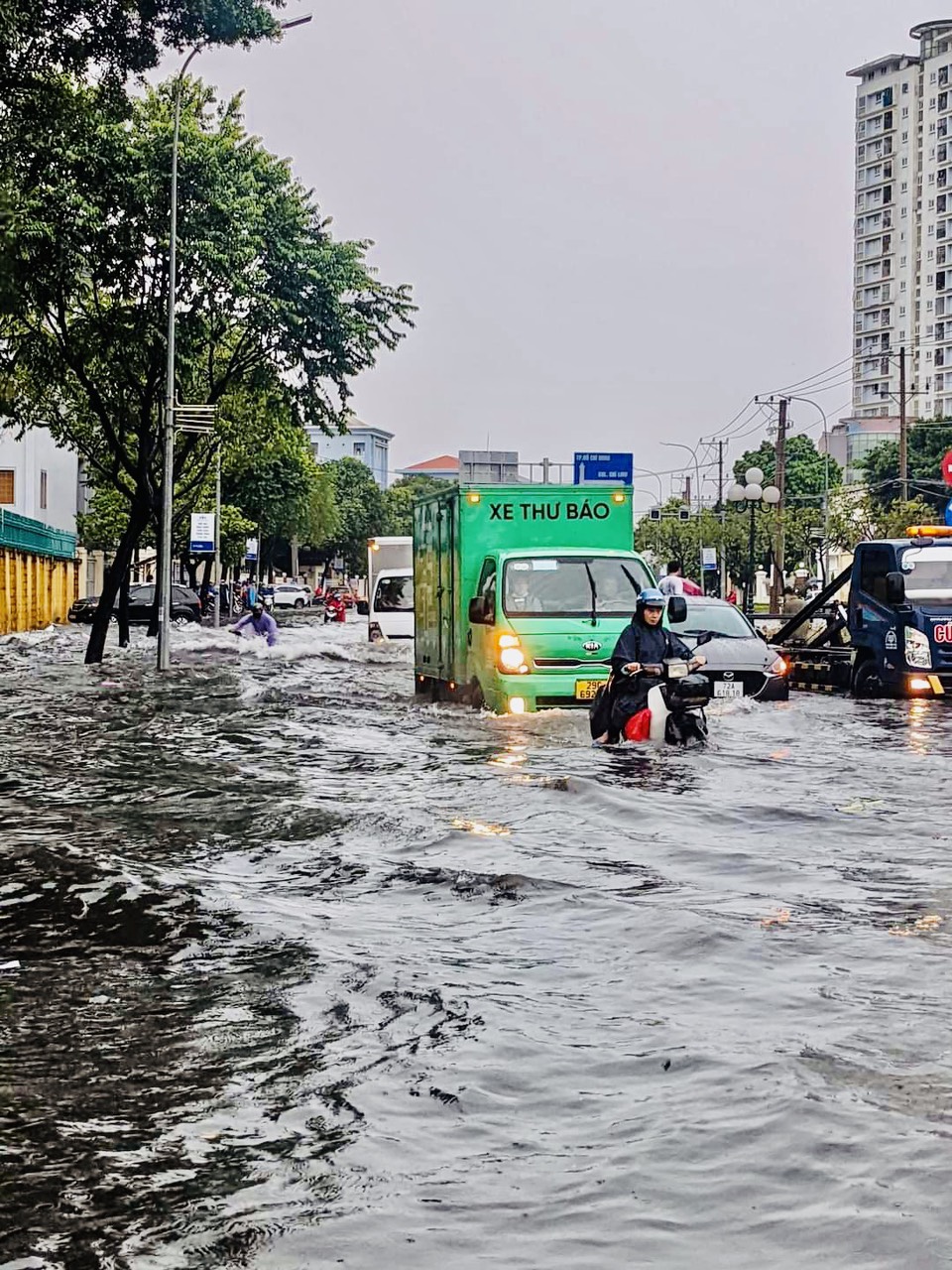 Mưa lớn gây ngập sâu trên đường 30/4 trưa 20/7.
