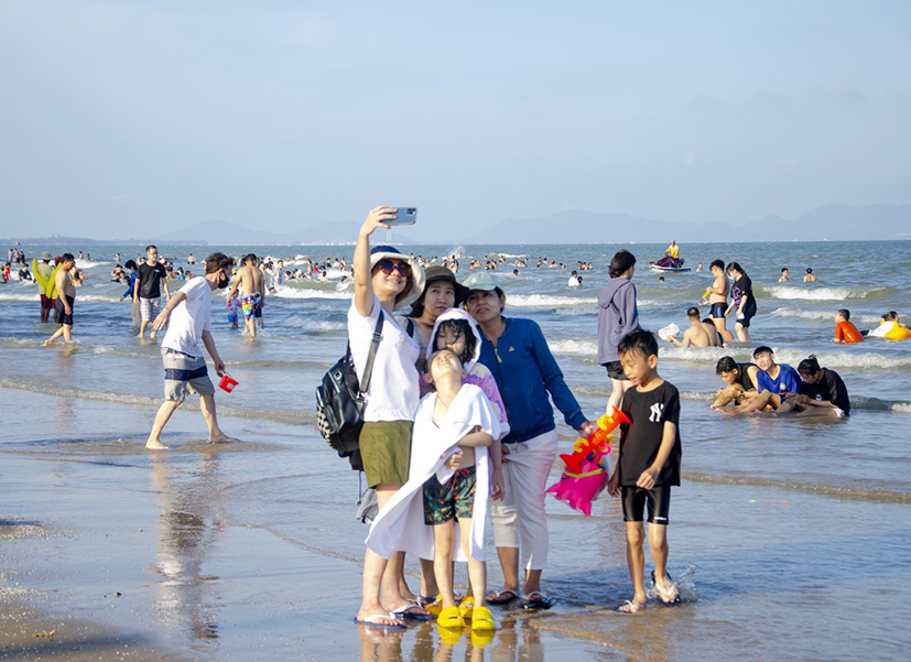 6 tháng đầu năm 2022, TP. Vũng Tàu đón 3,4 triệu lượt khách đến tham quan, tắm biển. Trong ảnh: Du khách tắm biển tại Bãi Sau, TP. Vũng Tàu.