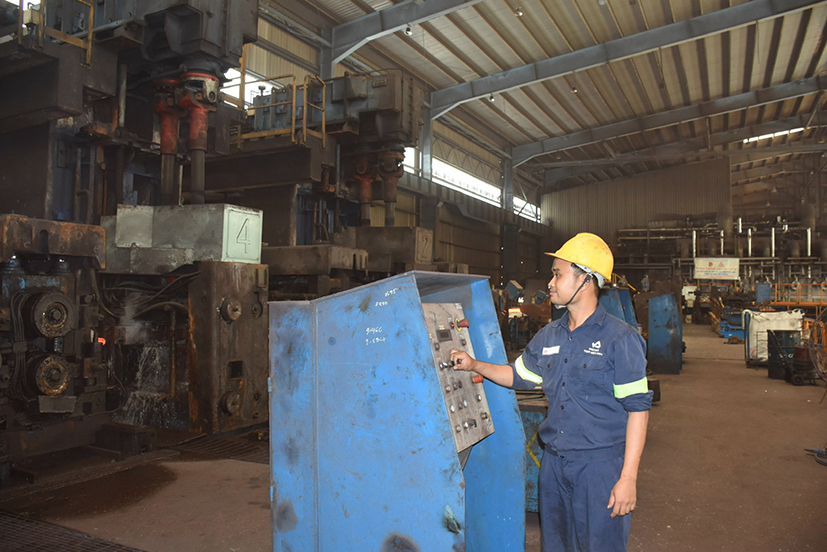 Thu ngân sách địa phương của TX. Phú Mỹ 6 tháng đầu năm hơn 1.524 tỷ đồng, đạt 76% kế hoạch năm, tăng 10% so với cùng kỳ. Trong ảnh: Sản xuất thép tại Công ty TNHH MTV thép miền Nam.