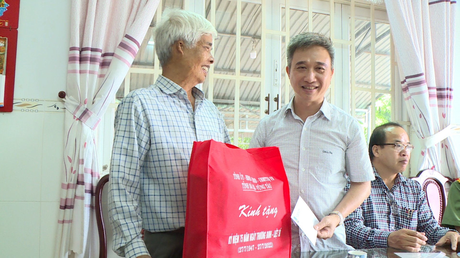 Ông Đặng Minh Thông, thăm, tặng quà thương binh trên địa bàn xã Hòa Long.