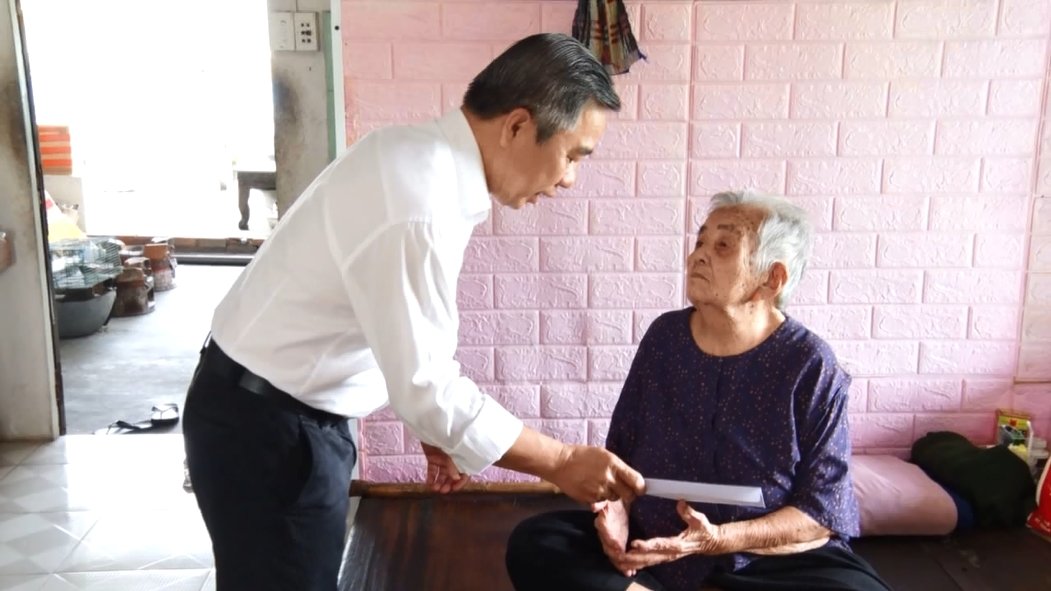 Ông Võ Hữu Hạnh, phó bí thư thường trực huyện ủy Long Điền tặng quà bà Mẹ VNAH Phan Thị Khương (xã An Ngãi). NGỌC TUYỀN
