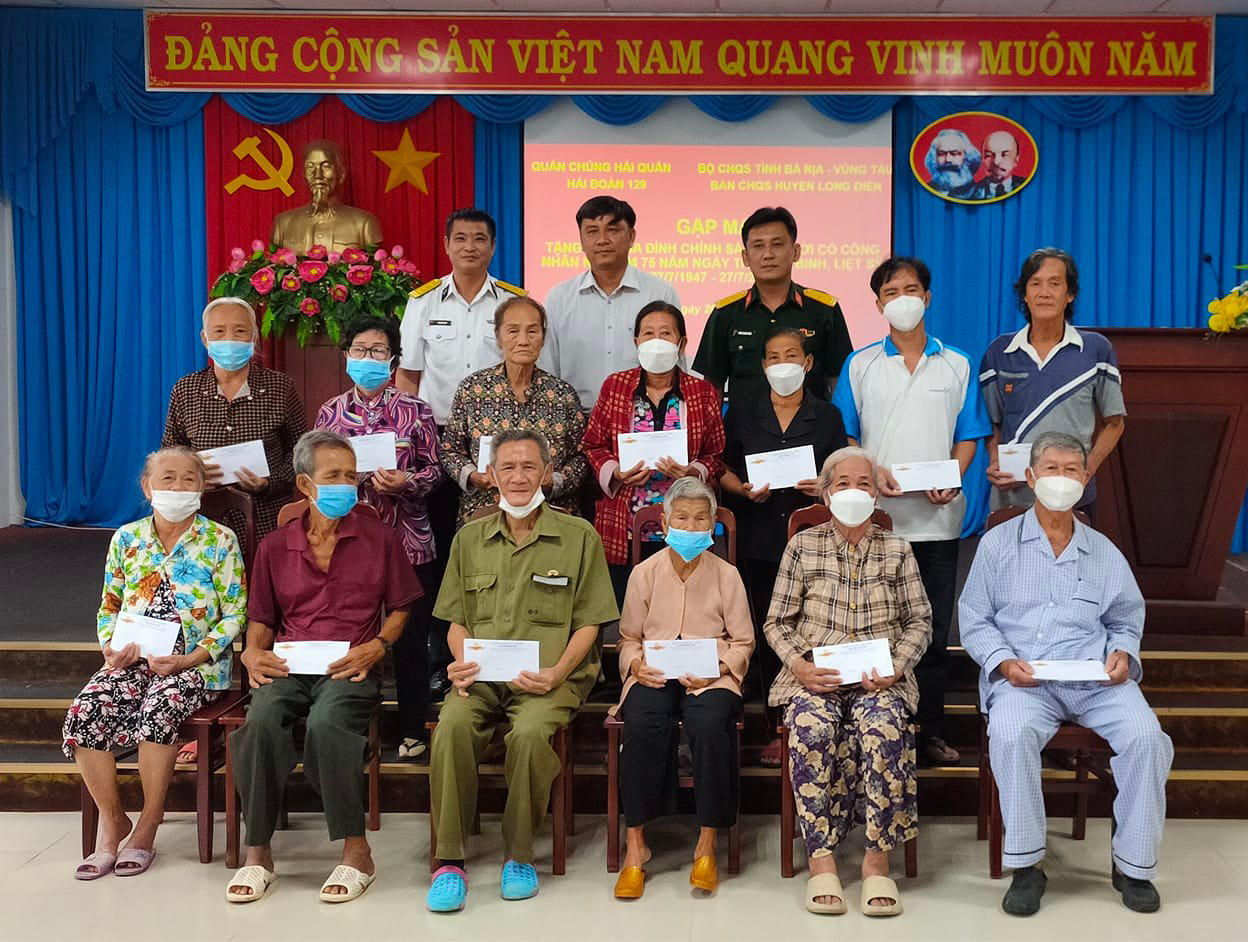 Ban CHQS huyện Long Điền và Hải đoàn 129 Hải quân tặng quà cho các gia đình chính sách, người có công trên địa bàn huyện.