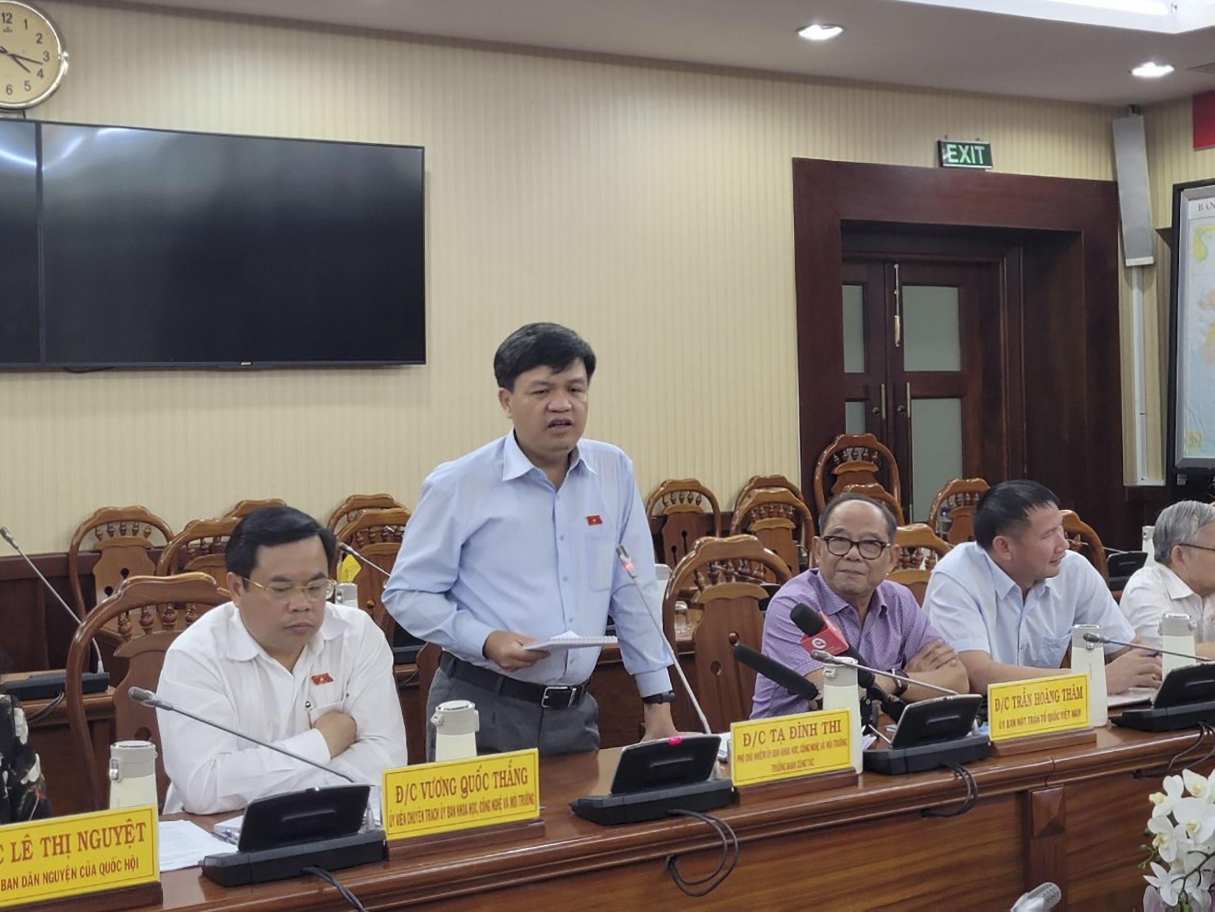 Ông Tạ Đình Thi, Phó Chủ nhiệm Ủy ban Khoa học-Công nghệ và Môi trường của Quốc hội phát biểu tại cuộc họp.