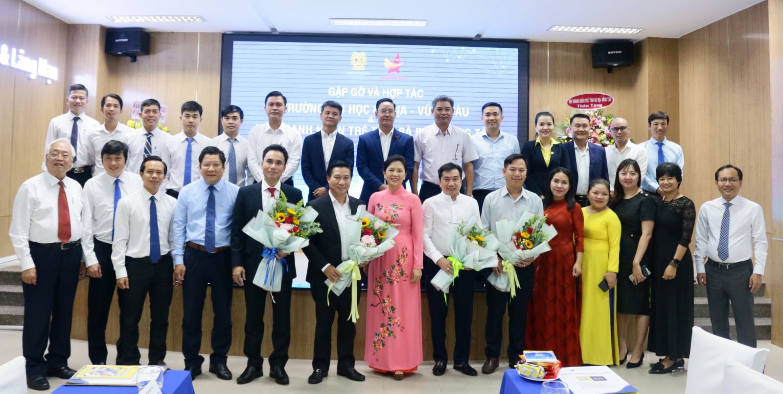 Lãnh đạo Trường ĐH Bà Rịa-Vũng Tàu và Hội doanh nhân trẻ tỉnh chụp hình lưu niệm