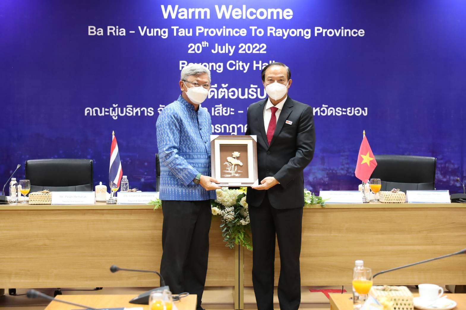 Ông Nguyễn Văn Thọ, Chủ tịch UBND tỉnh Bà Rịa-Vũng Tàu  tặng quà lưu niệm cho ông Channa Iamsaeng, Tỉnh trưởng tỉnh Rayong.