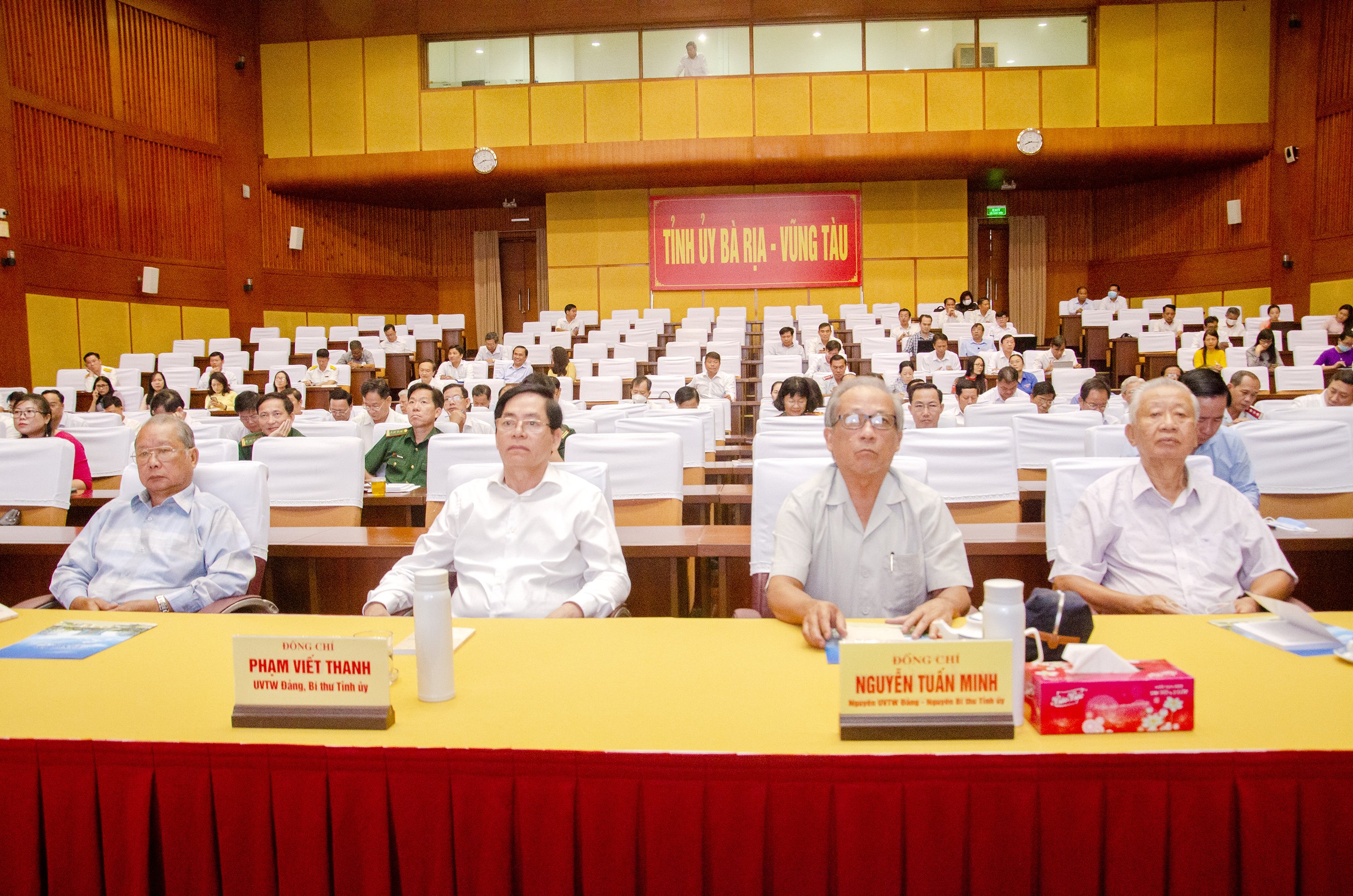 Ông Phạm Viết Thanh, Ủy viên Trung ương Đảng, Bí thư Tỉnh ủy, Chủ tịch HĐND tỉnh (hàng đầu thứ hai từ trái qua) và các đồng chí nguyên lãnh đạo tỉnh qua các thời kỳ, các đại biểu tham dự tại điểm cầu tỉnh Bà Rịa-Vũng Tàu. Ảnh: BẢO KHÁNH.