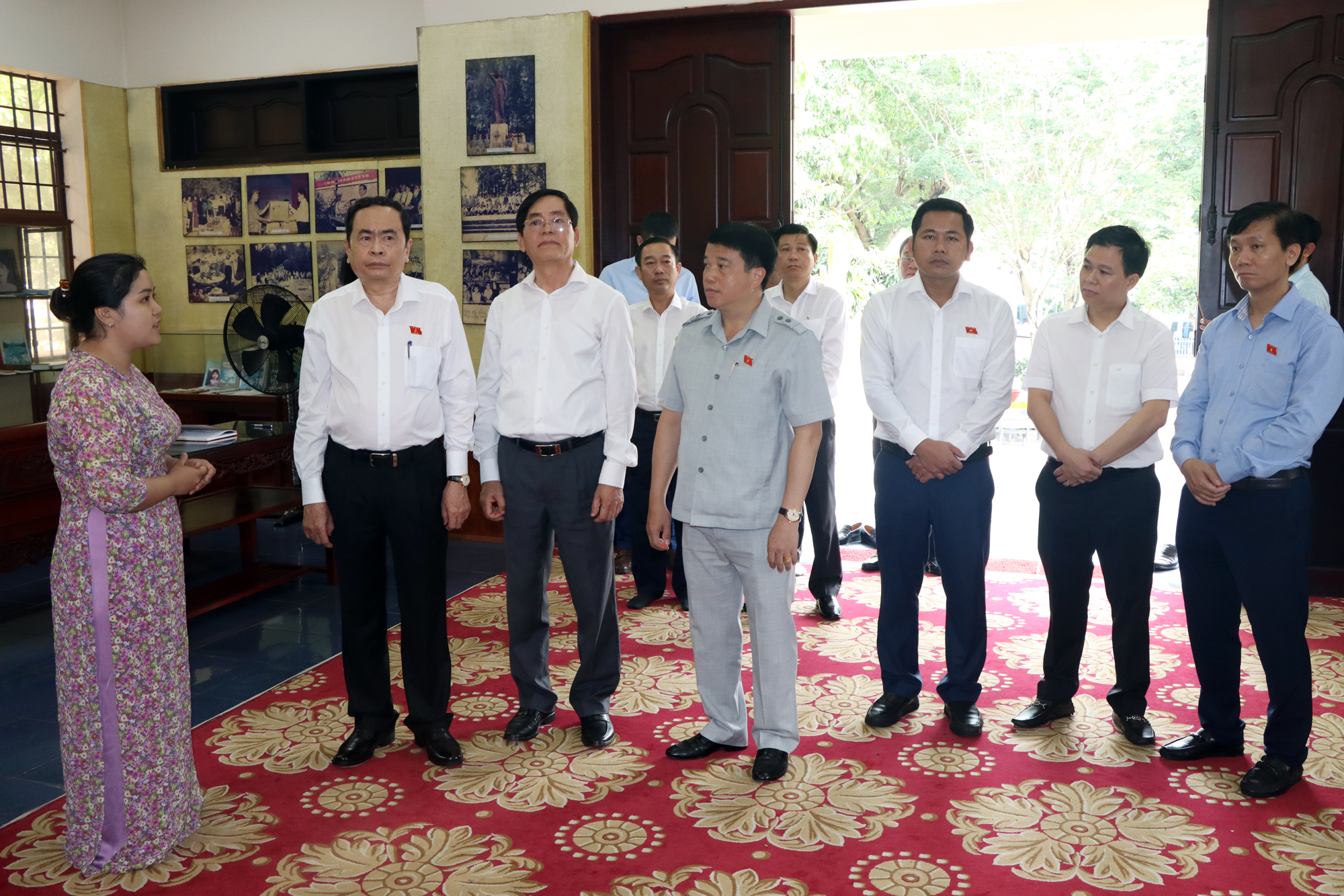 Ủy viên Bộ Chính trị Trần Thanh Mẫn, Phó Chủ tịch Thường trực Quốc hội và các đại biểu nghe giới thiệu về thân thế, sự nghiệp nữ Anh hùng liệt sĩ Võ Thị Sáu.