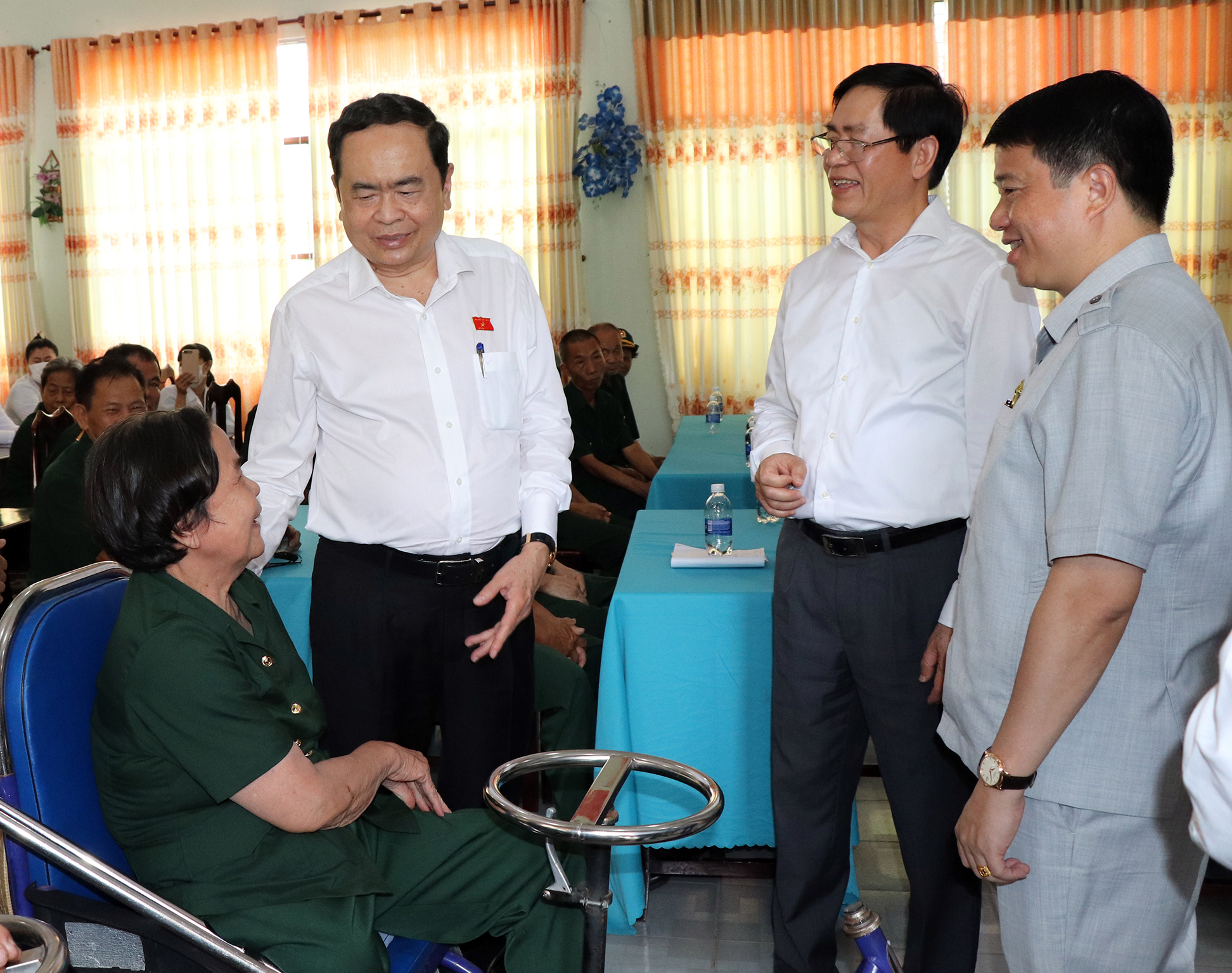 Phó Chủ tịch Quốc hội Trần Thanh Mẫn và Bí thư Tỉnh ủy Phạm Viết Thanh thăm hỏi thương binh tại Trung tâm Điều dưỡng thương binh và người có công Long Đất.