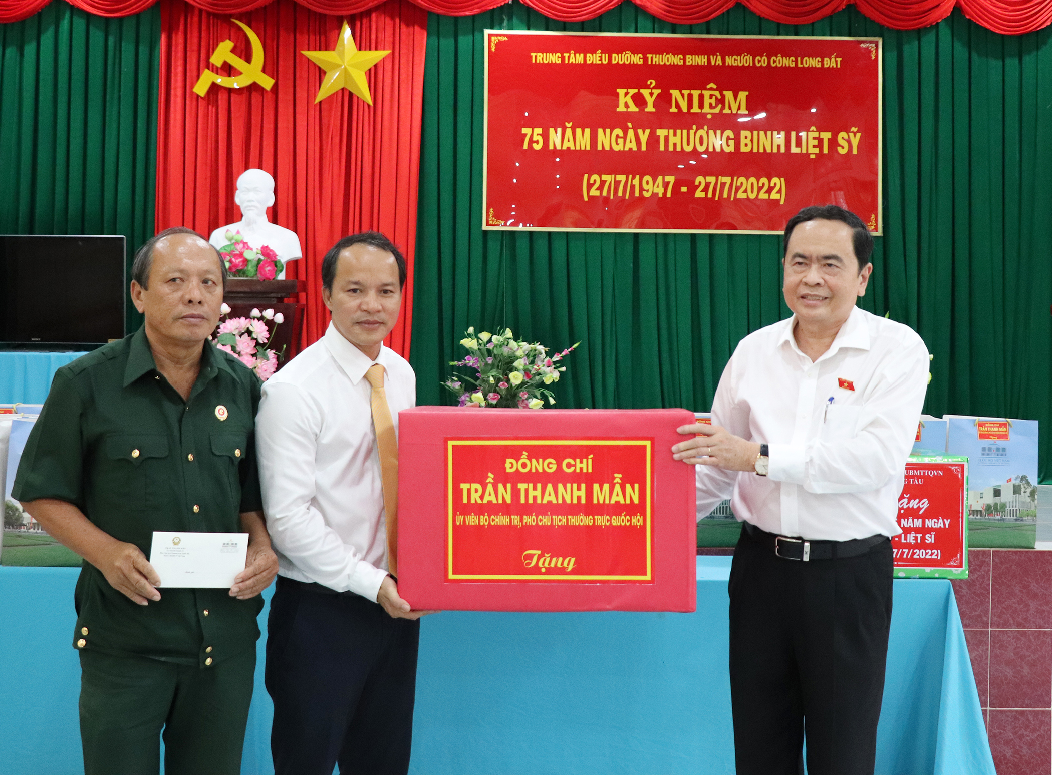 Ông Trần Thanh Mẫn trao quà đến đại diện Trung tâm Điều dưỡng thương binh và người có công Long Đất.