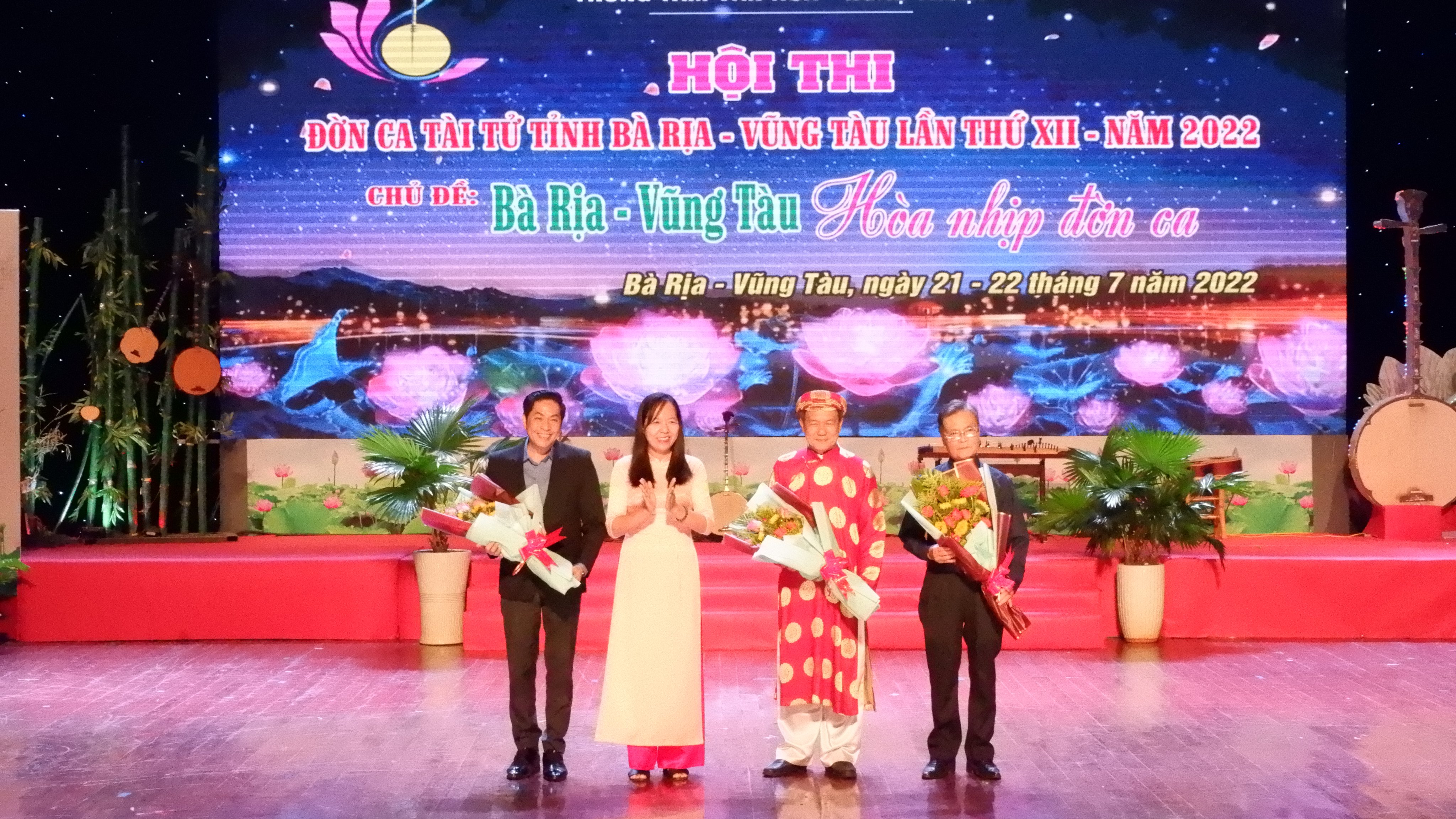 Bà Nguyễn Thị Ánh Hồng, Phó Giám đốc Sở VH-TT tặng hoa Ban Giám khảo Hội thi.