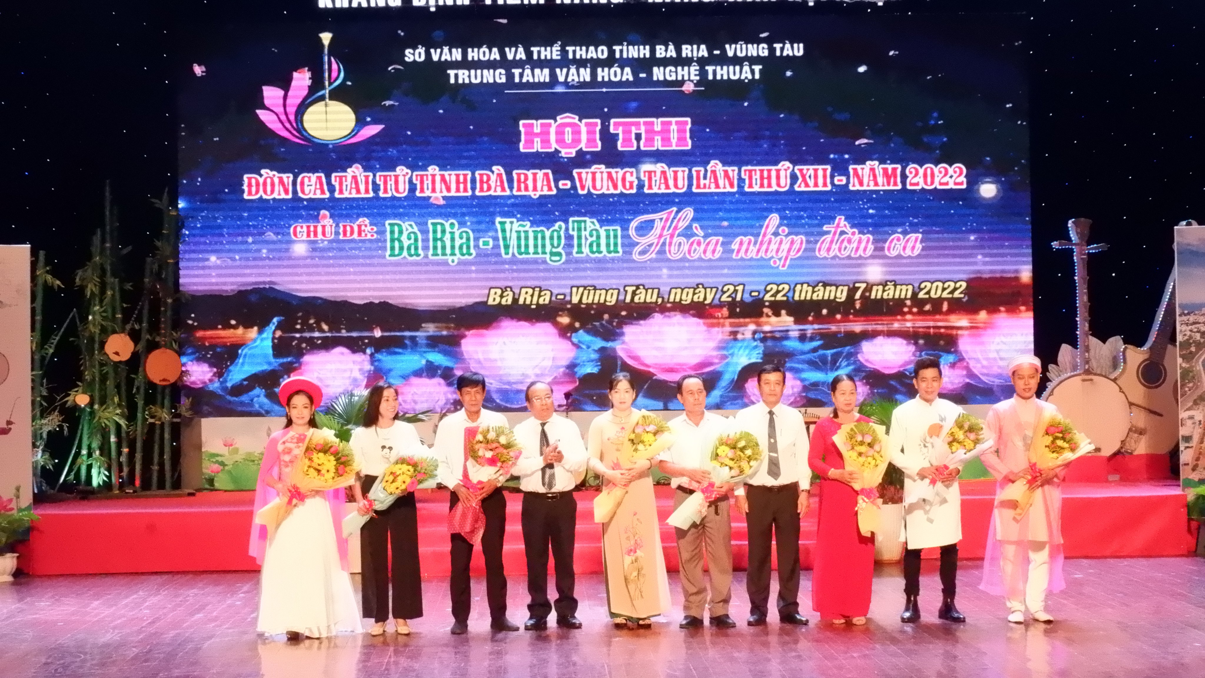 Ông Phạm Diêm, Giám đốc Trung tâm Văn hóa - Nghệ thuật tỉnh tặng hoa cho đại điện 8 đội thi.