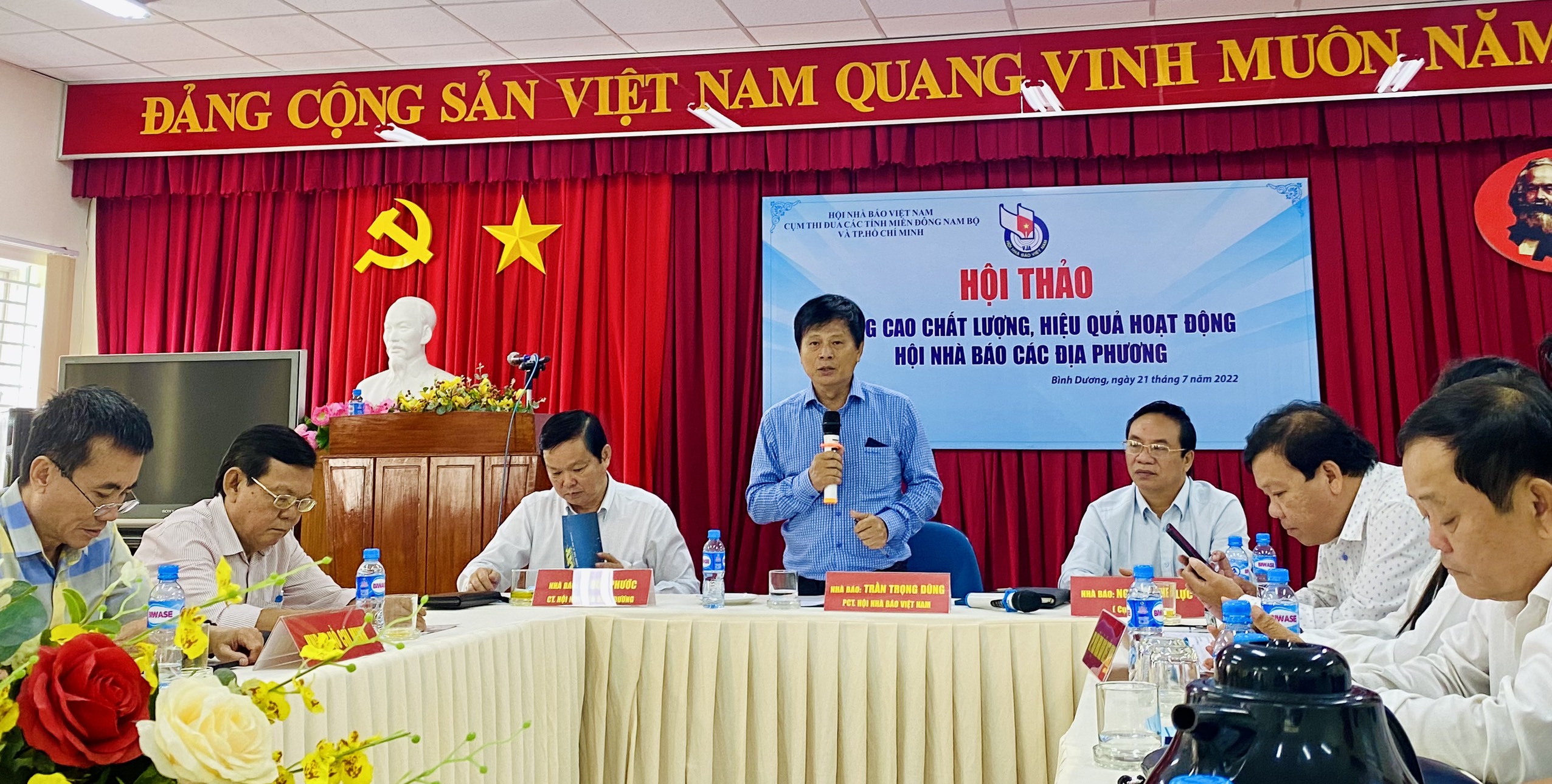Nhà báo Trần Trọng Dũng, Phó Chủ tịch Hội Nhà báo Việt Nam phụ trách phía Nam phát biểu tại hội thảo. Ảnh: GIA AN