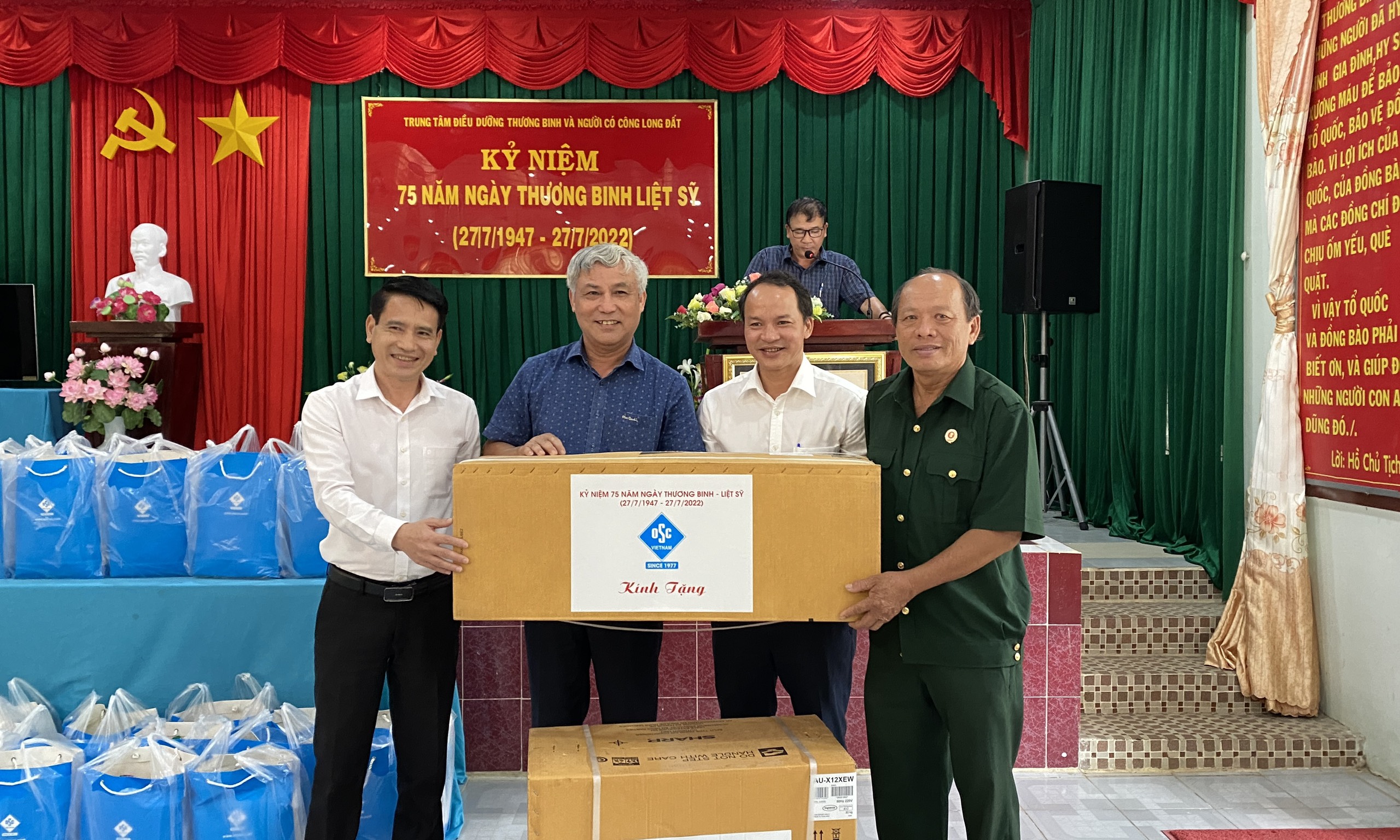 Lãnh đạo OSC Việt Nam tặng máy điều hóa nhiệt độ cho bệnh xá Trung tâm Điều dưỡng thương binh và người có công Long Đất. 