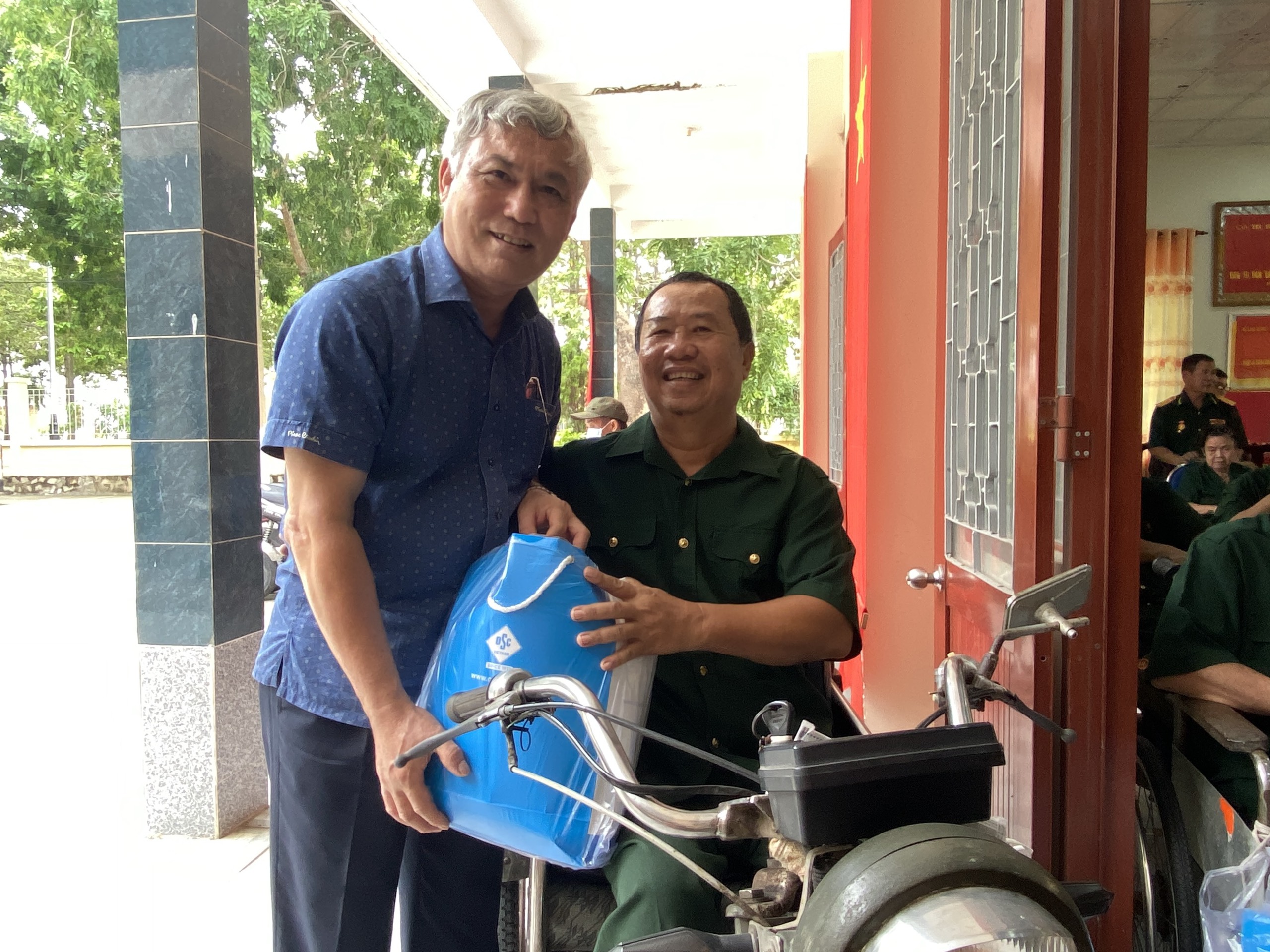 Ông Thái Hồng Cương, Bí thư Đảng ủy OSC Việt Nam trao quà cho thương, bệnh binh.