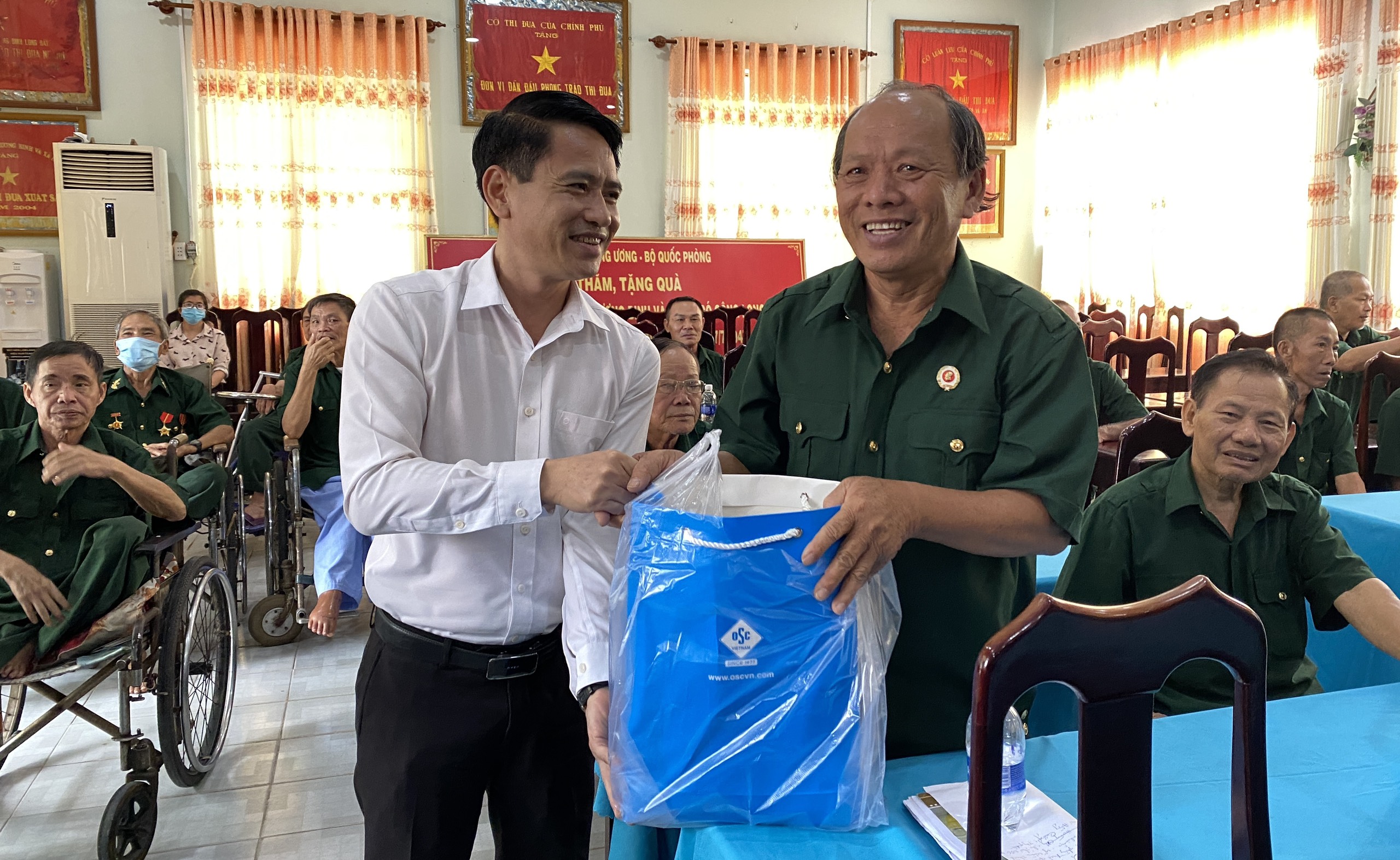 Ông Lê Văn Chiến, Tổng Giám đốc OSC Việt Nam trao quà cho thương binh tại Trung tâm.