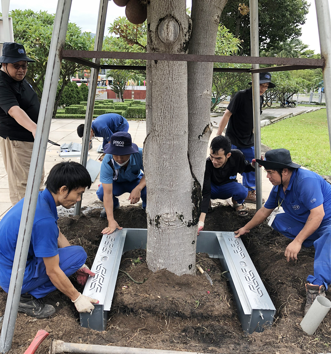 Lắp đặt thử nghiệm hệ thống trữ nước tưới ngầm cho cây xanh trong khuôn viên Đài tưởng niệm liệt sĩ TX. Phú Mỹ.  