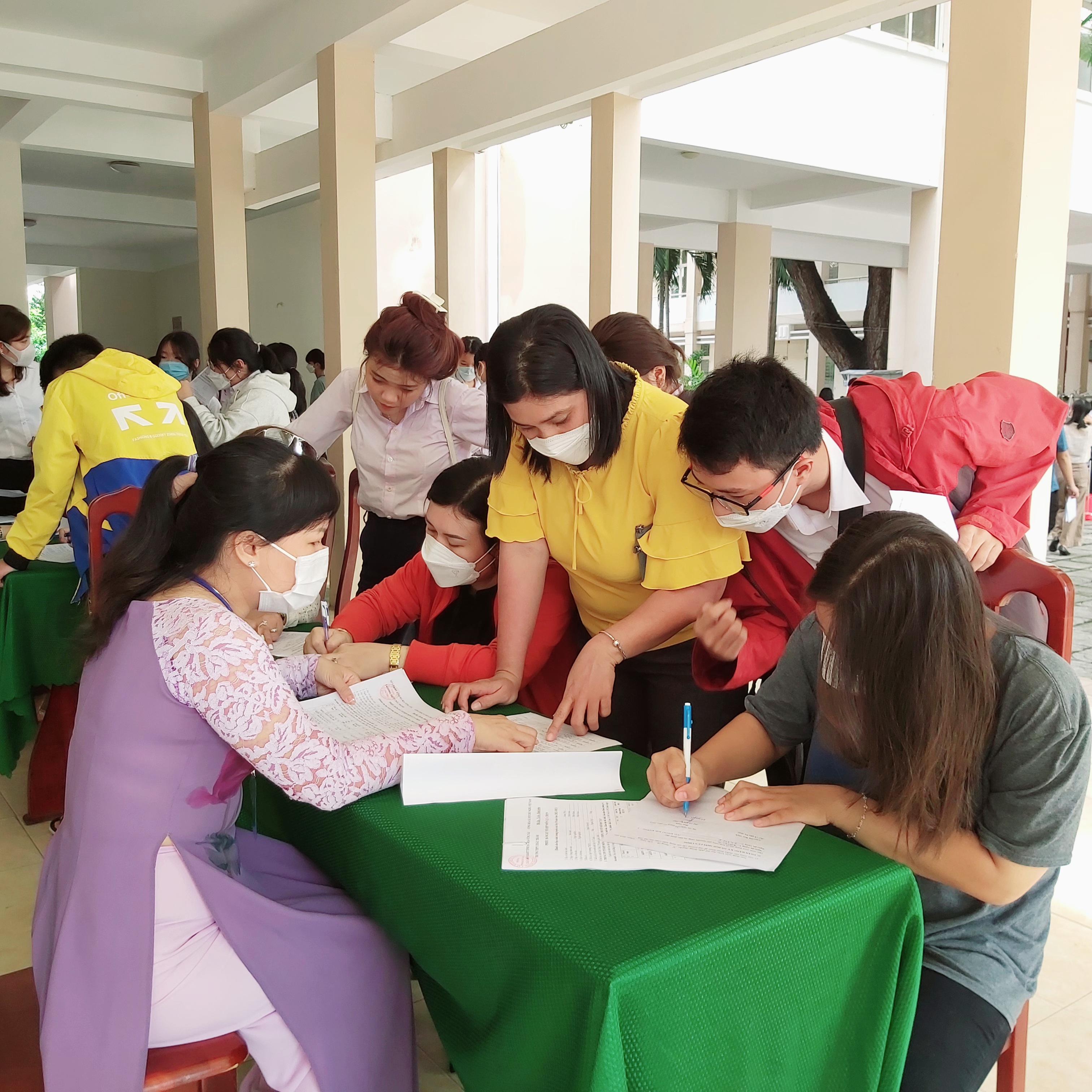 GV Trường THPT Châu Thành tư vấn cho HS,  phụ huynh đăng ký chọn tổ hợp môn học và xét tuyển  vào lớp chất lượng cao.