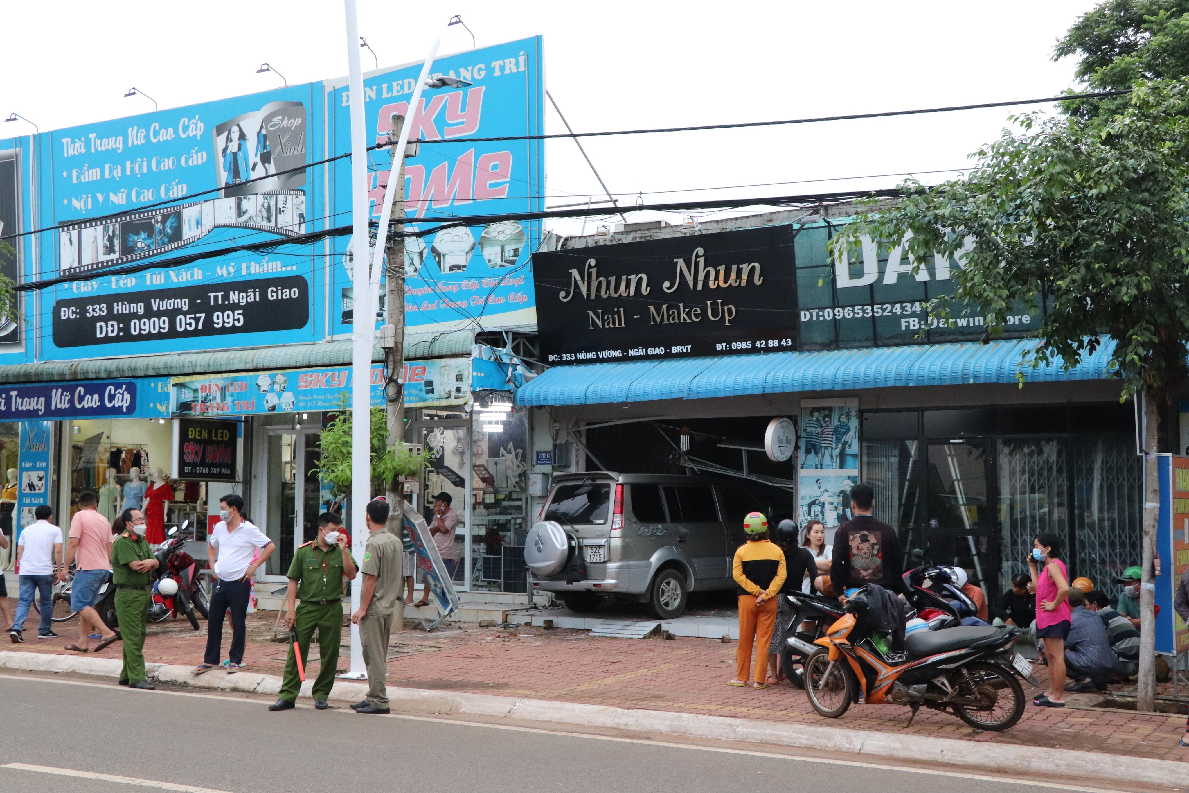 Lực lượng chức năng điều tiết giao thông tại hiện trường.