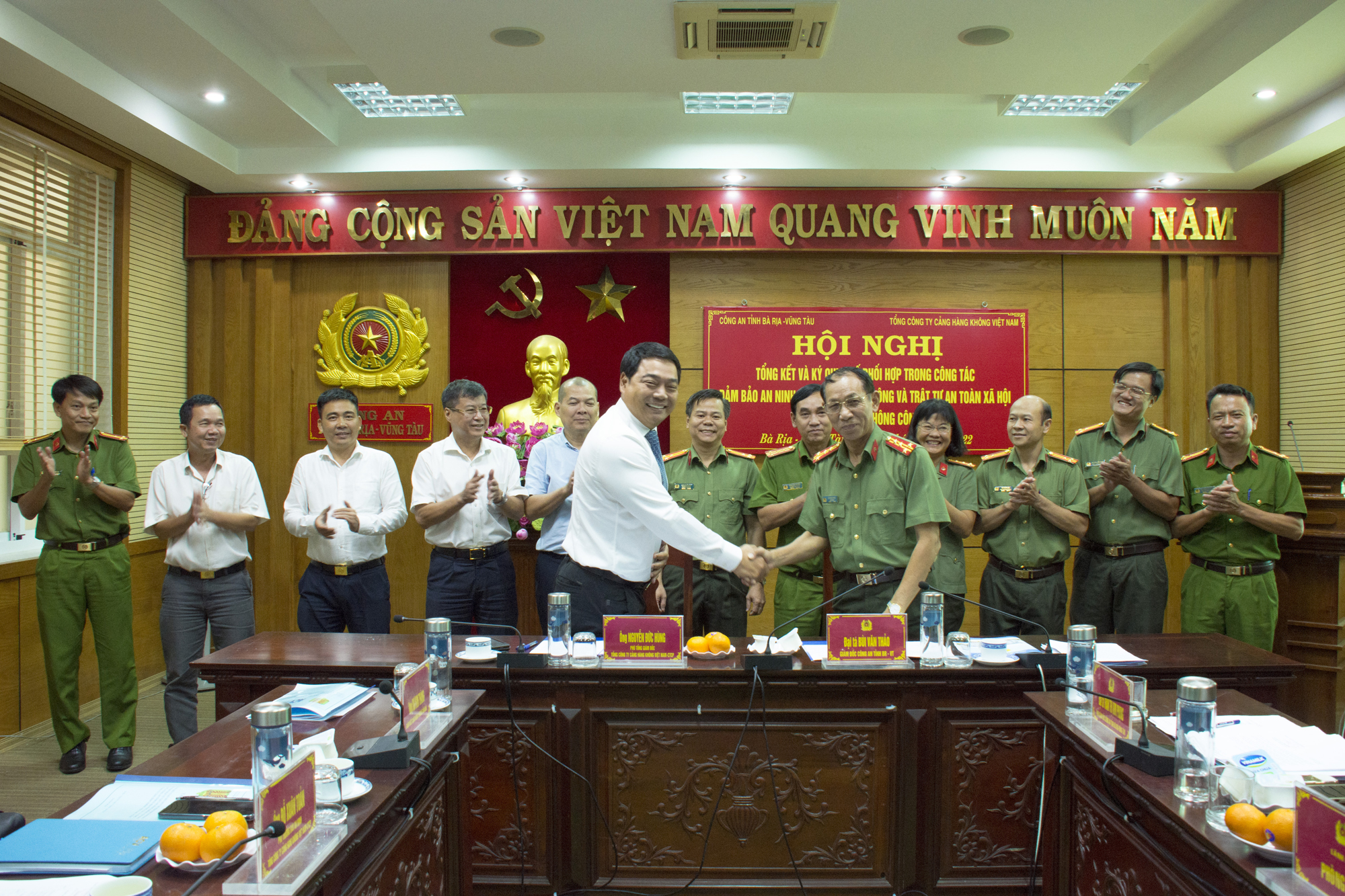 Đại tá Bùi Văn Thảo, Giám đốc Công an tỉnh và ông Nguyễn Đức Hùng, Phó Tổng Giám đốc Tổng Công ty Hàng không Việt Nam ký kết quy chế phối hợp.