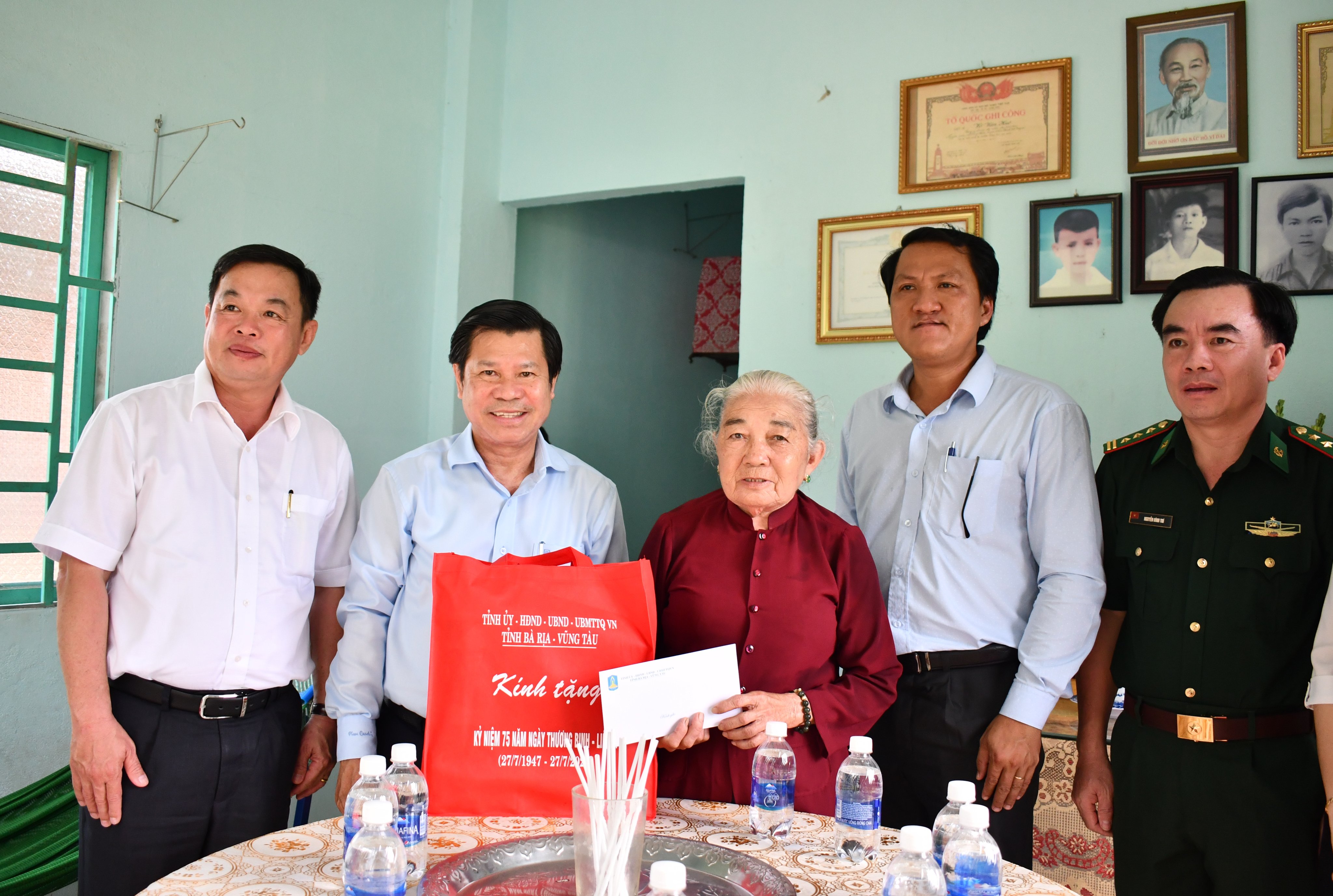 Ông Nguyễn Văn Xinh, Ủy viên Ban Thường vụ, Trưởng Ban Tuyên giáo Tỉnh ủy thăm, tặng quà Mẹ VNAH Võ Thị Huê (xã Hòa Long, TP. Bà Rịa).