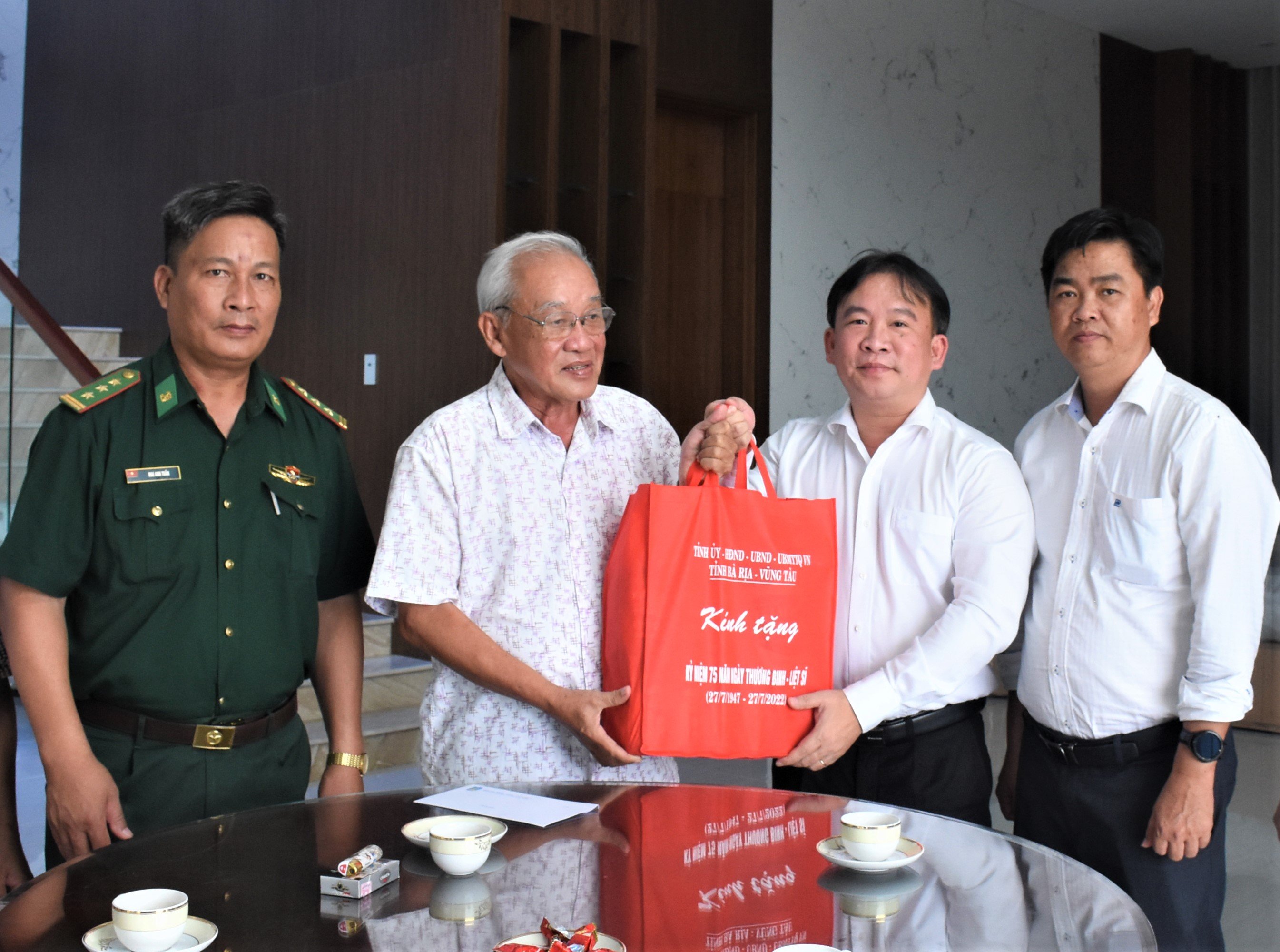 Ông Trần Tuấn Lĩnh, Ủy viên Ban Thường vụ Tỉnh ủy, Trưởng Ban Nội chính Tỉnh ủy thăm, tặng quà cho ông Võ Kim Hanh.