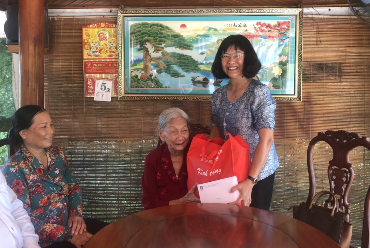 Đoàn do bà Trần Kim Phụng thăm, tặng quà mẹ liệt sĩ Nguyễn Thị Chỉnh ( xã Sông Xoài, TX. Phú Mỹ).