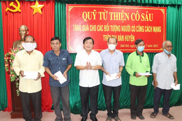 Ông Hồ Văn Lợi, Chủ tịch Quỹ Từ thiện Cô Sáu trao quà cho cá gia đình chính sách. 