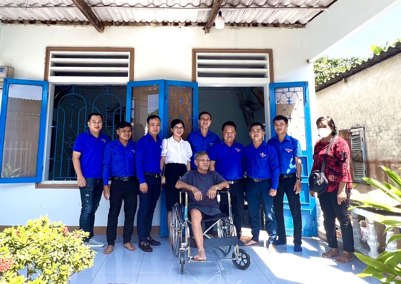 Đại diện các cơ sở Đoàn trong Cụm thi đua số 5 tặng xe lăn cho ông Nguyễn Tấn Lựa (ấp Thanh Bình 3, xã Bình Châu, huyện Xuyên Mộc).