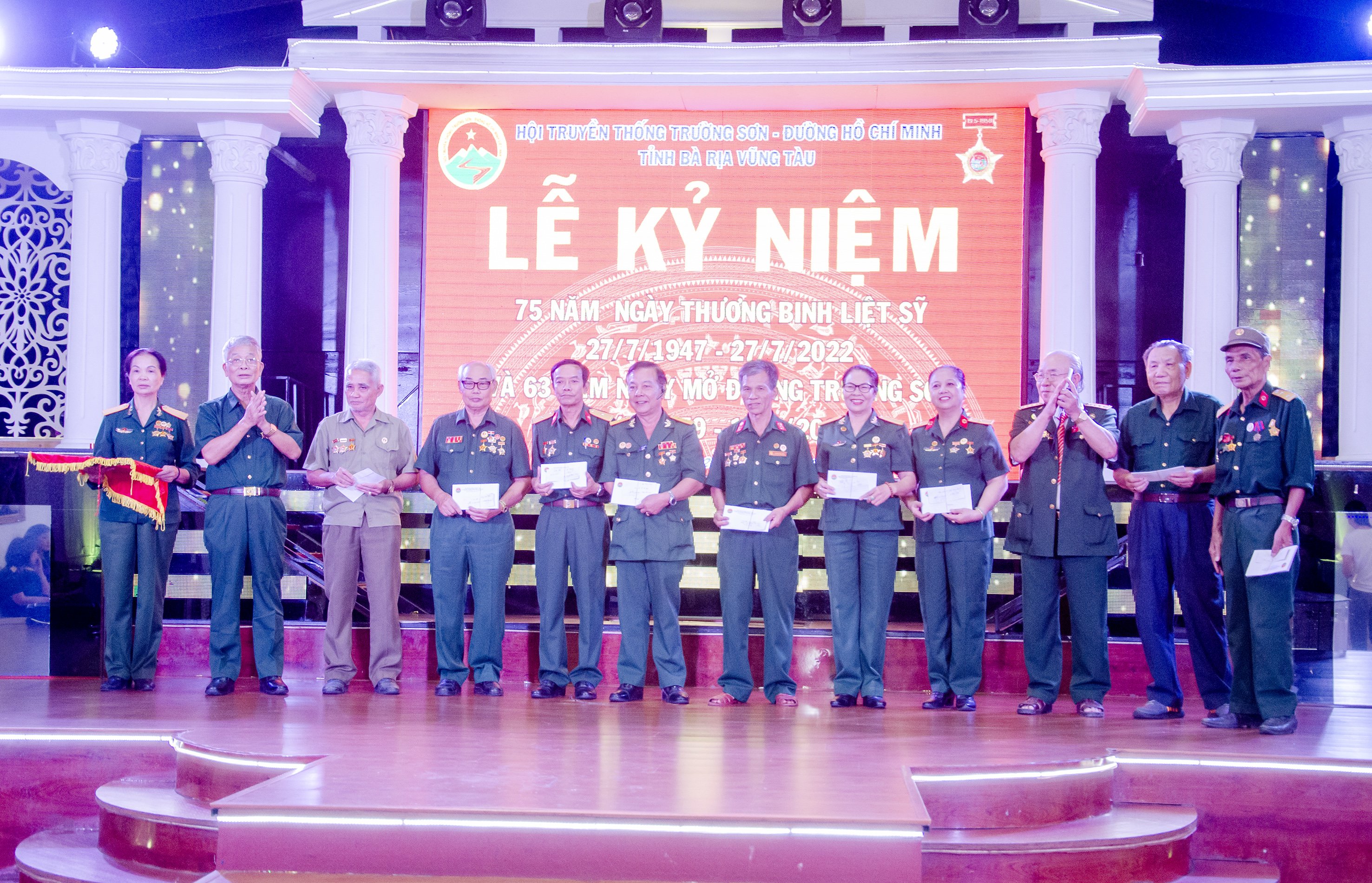 Hội Truyền thống Trường Sơn - đường Hồ Chí Minh tỉnh trao tặng quà đến đại diện các Chi Hội có gia đình thương bệnh binh, gia đình hội viên khó khăn trong cuộc sống.
