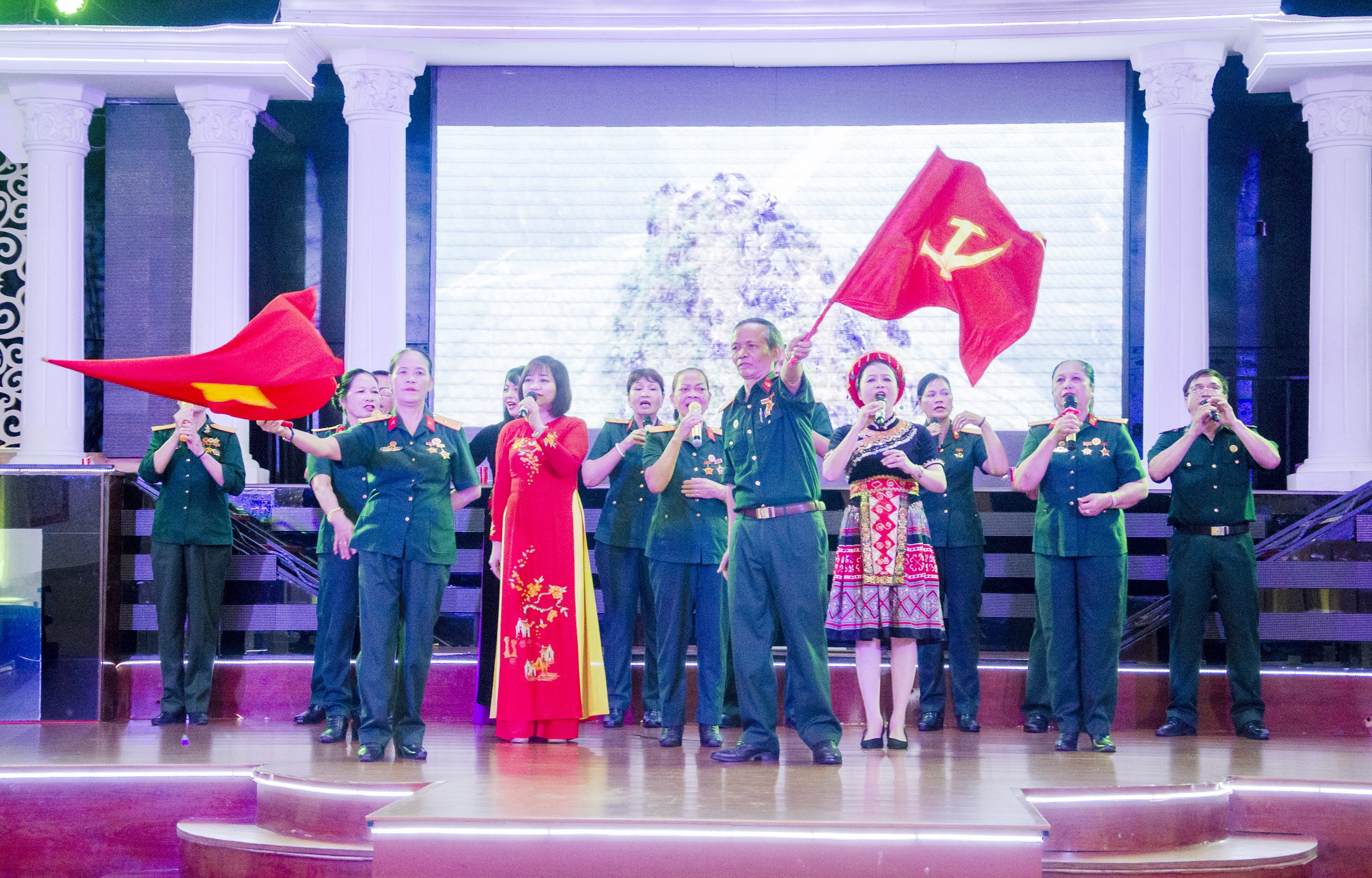 Một tiết mục văn nghệ ca ngợi Đảng, Bác Hồ và truyền thống bộ đội Trường Sơn tại lễ kỷ niệm.