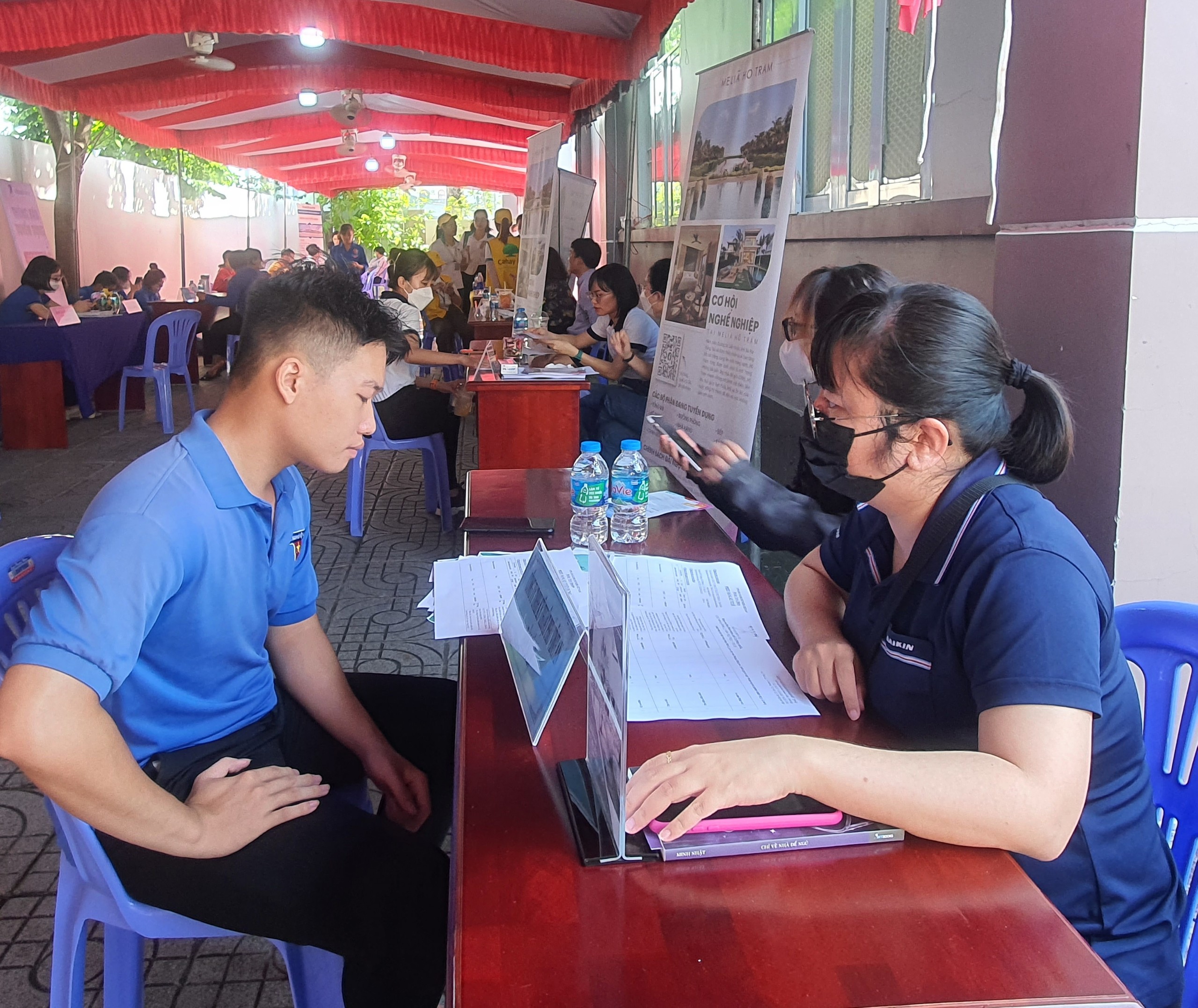 Đại diện DN tư vấn việc làm cho người lao động.